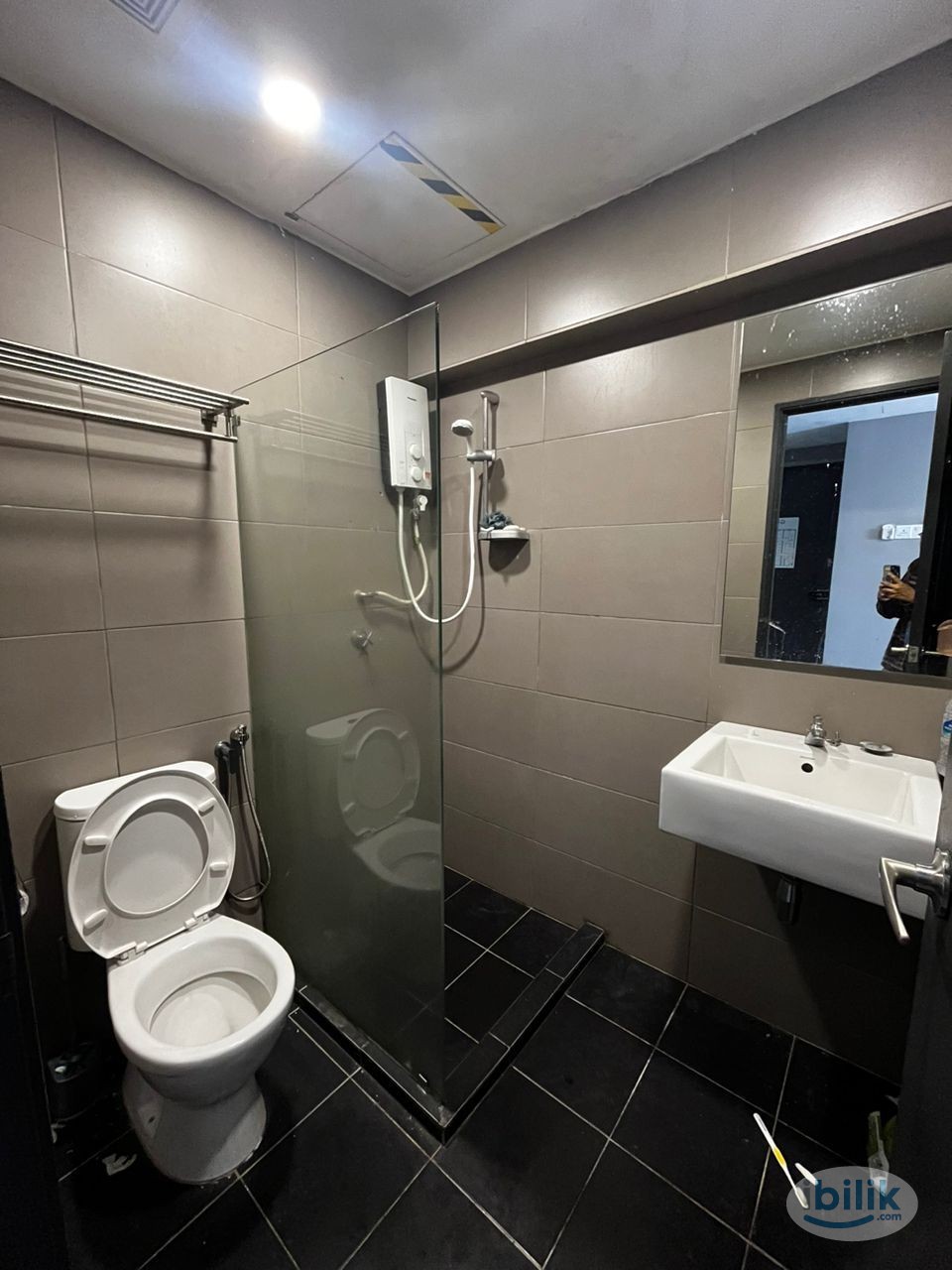 ROOM WITH PRIVATE TOILET 🚽🙌 | WALK TO MENARA 811 🌇🏛️ - Image 2