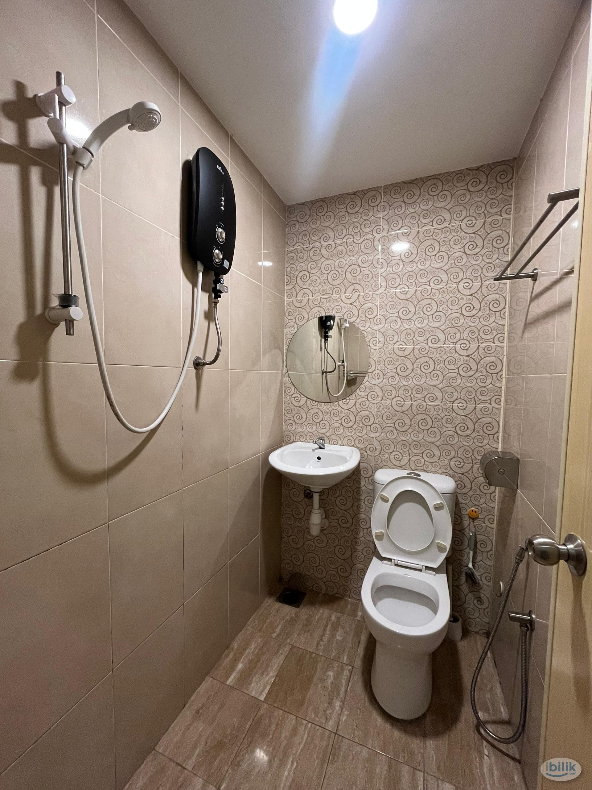 CHEAP ROOM AT BUKIT BINTANG 🫰 | 5 MINS WALK TIMES SQUARE 🙌🛍️ - Image 2