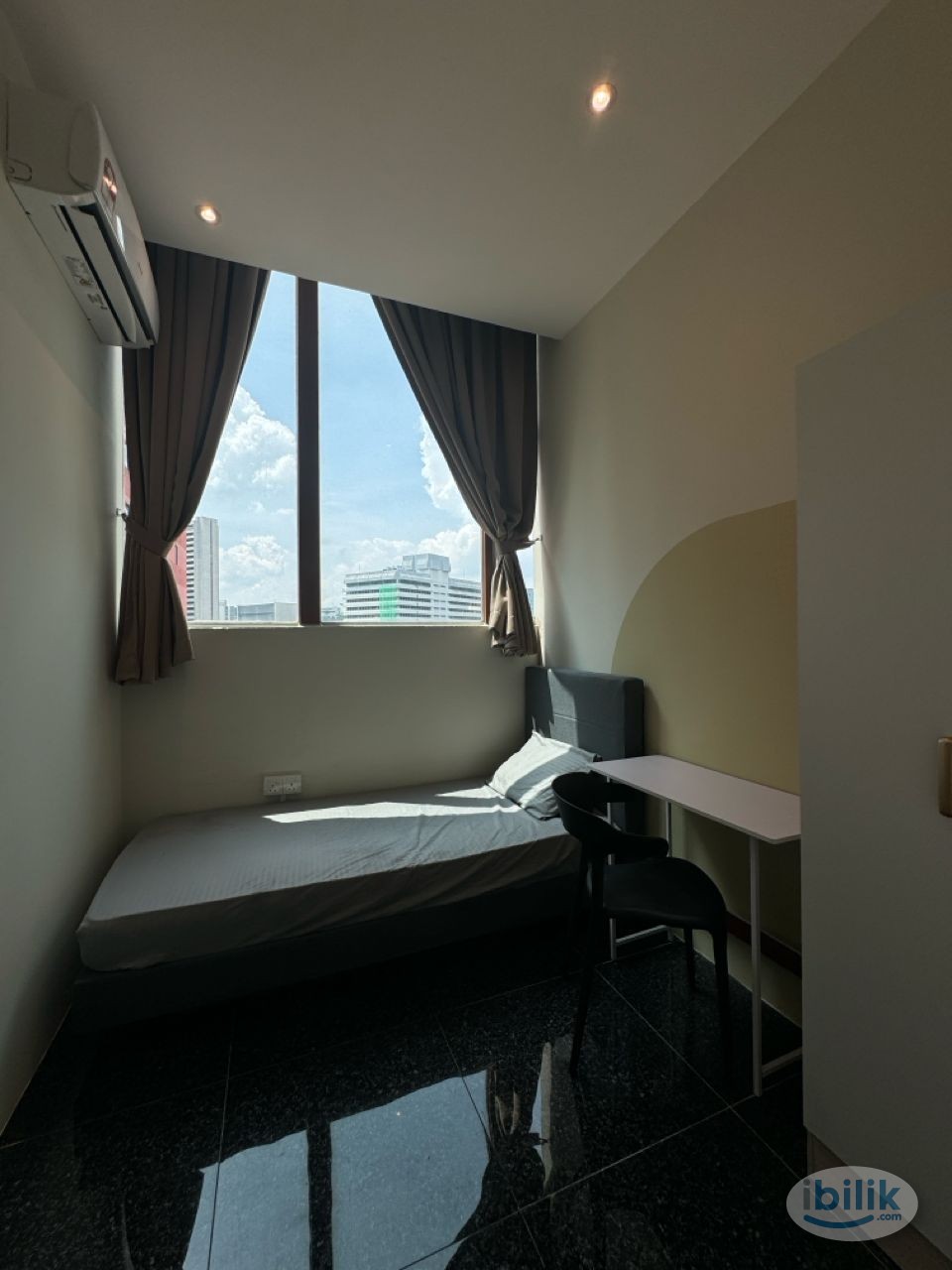 5 mins walk to LRT MASJID JAMEK 🚉 | SINGLE BEDROOM 🫰 - Image 1
