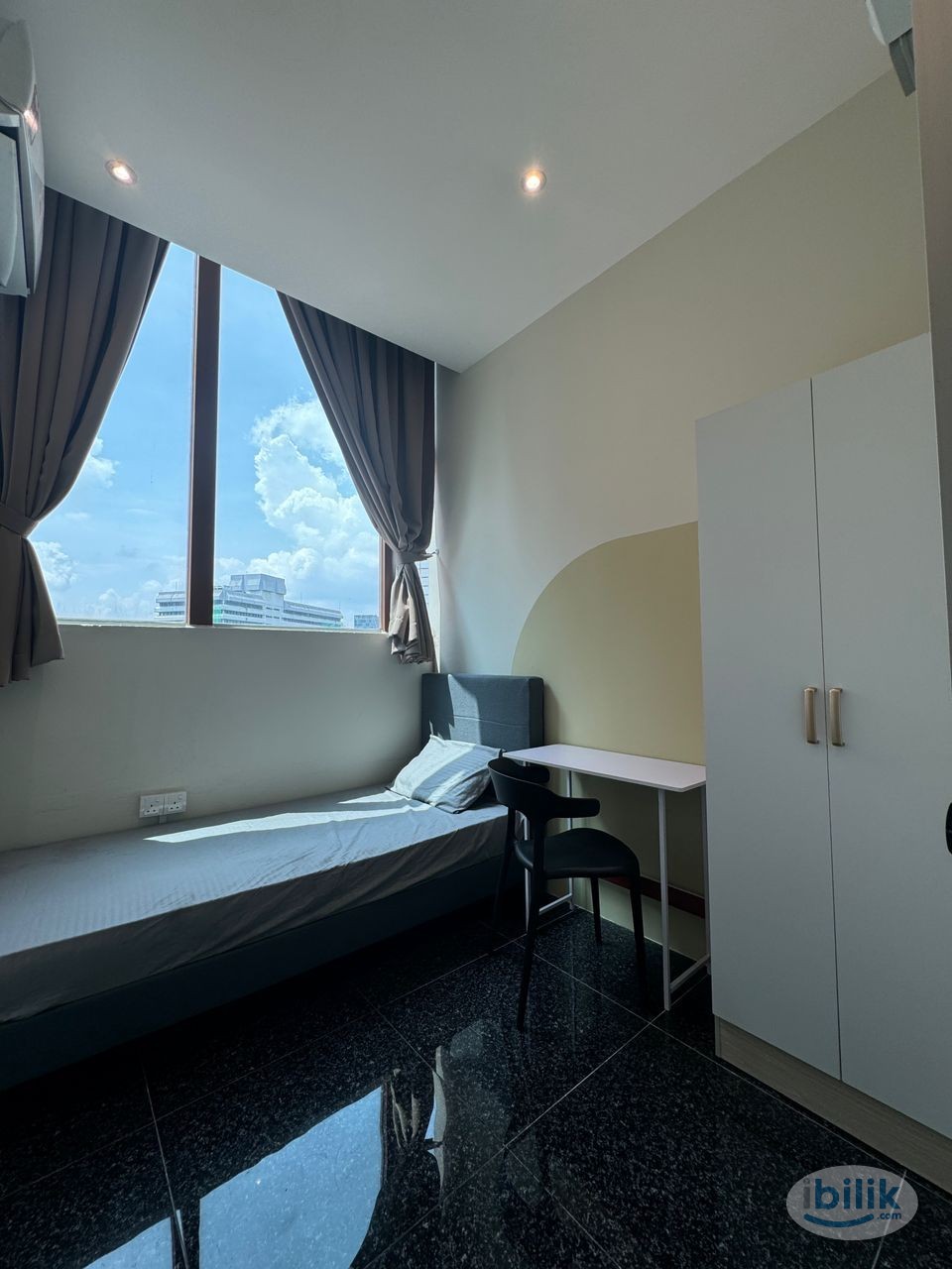 5 mins walk to LRT MASJID JAMEK 🚉 | SINGLE BEDROOM 🫰 - Image 2