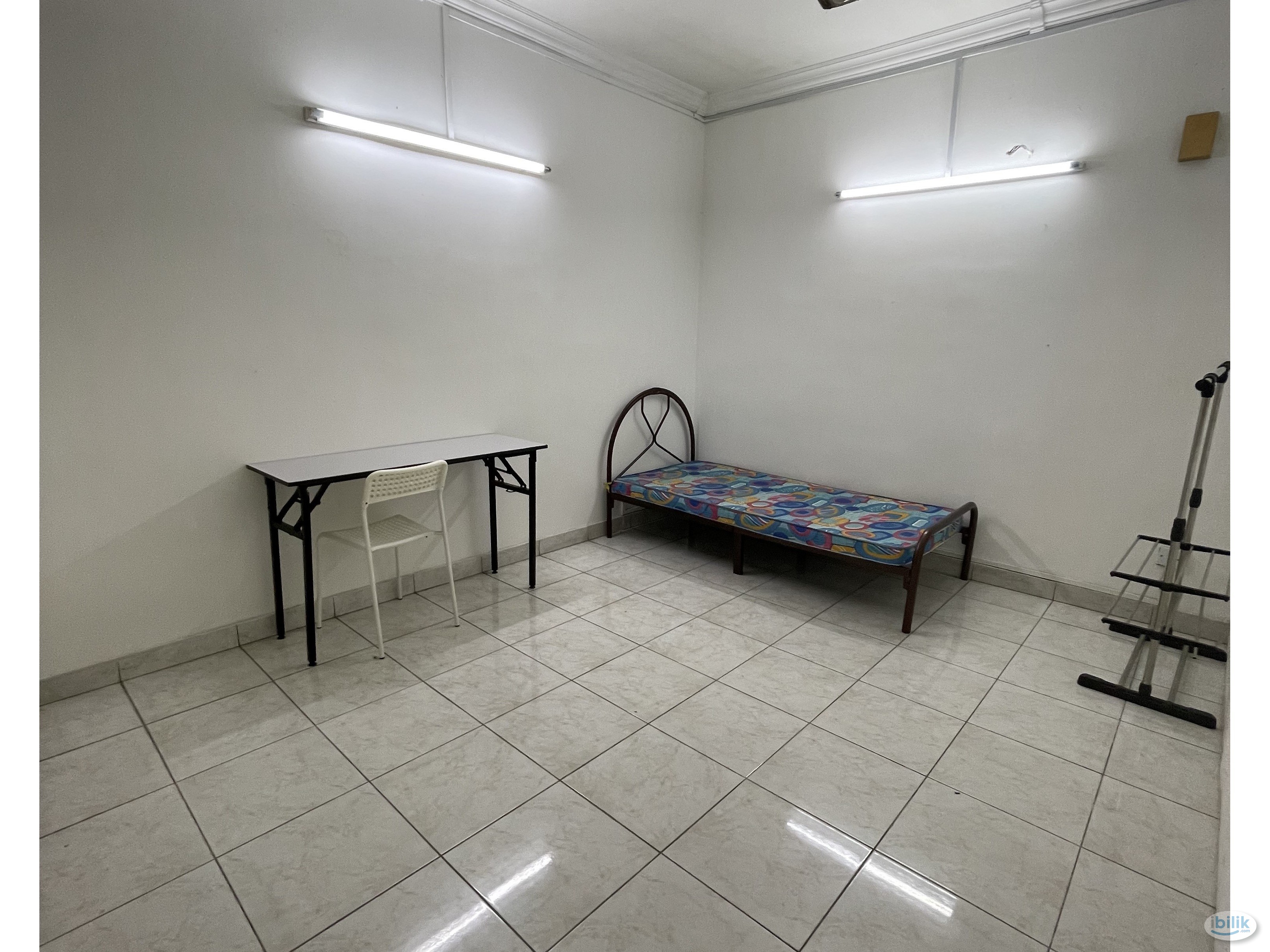 🥴HUGE & BUDGET MIDDLE ROOM FOR RENT AT BANDAR UTAMA☺️VIEW TO BELIEVE😇IMMEDIATELY MOVE IN💨 - Image 1