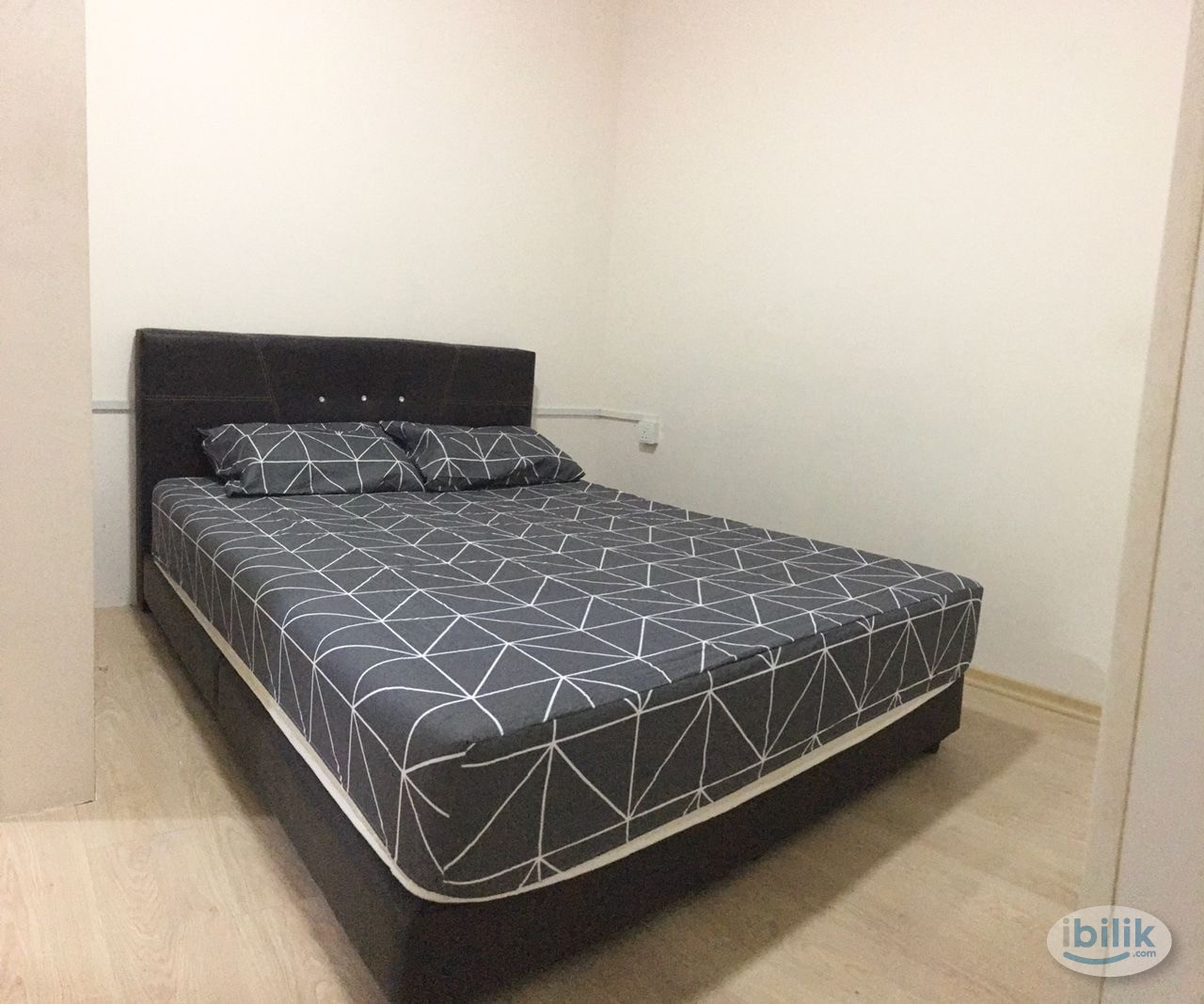 Nice Middle Room with queen size bed near ciq Singapore - Image 1