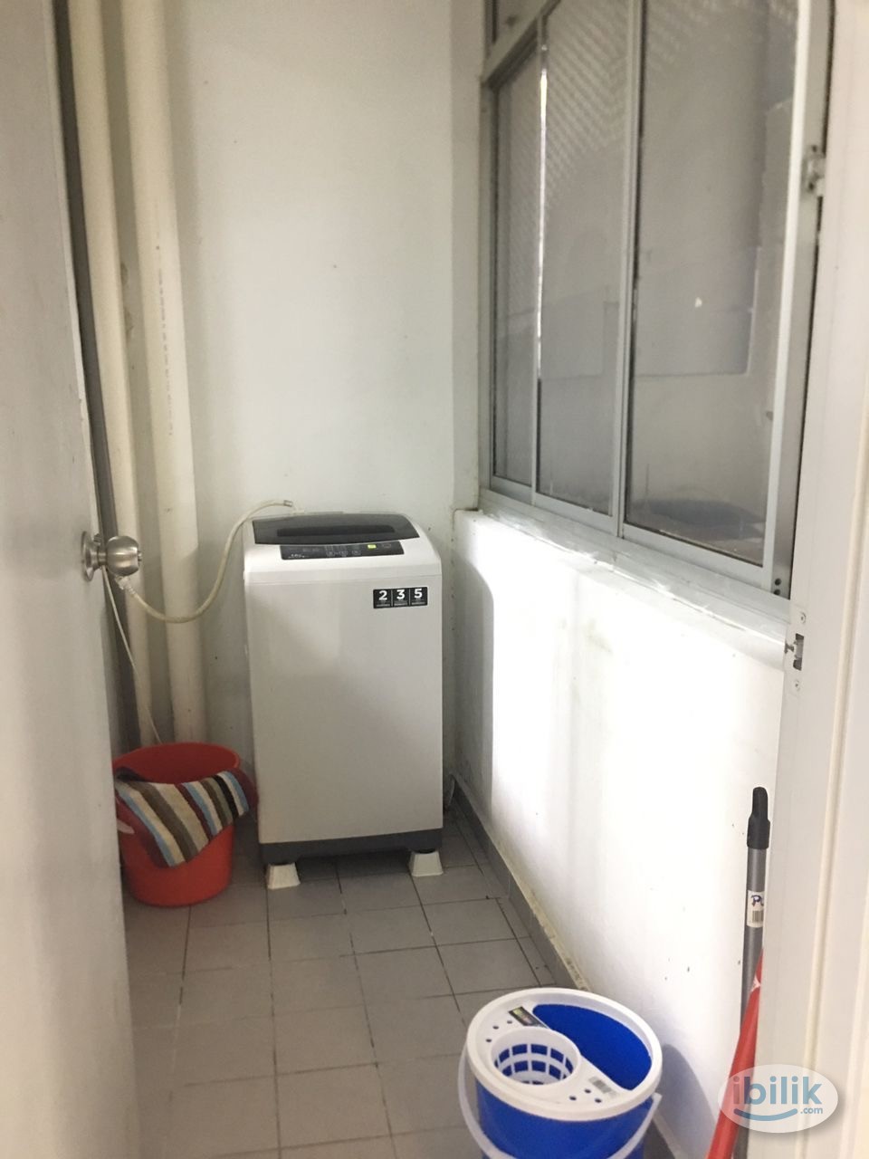 Nice Middle Room with queen size bed near ciq Singapore - Image 3
