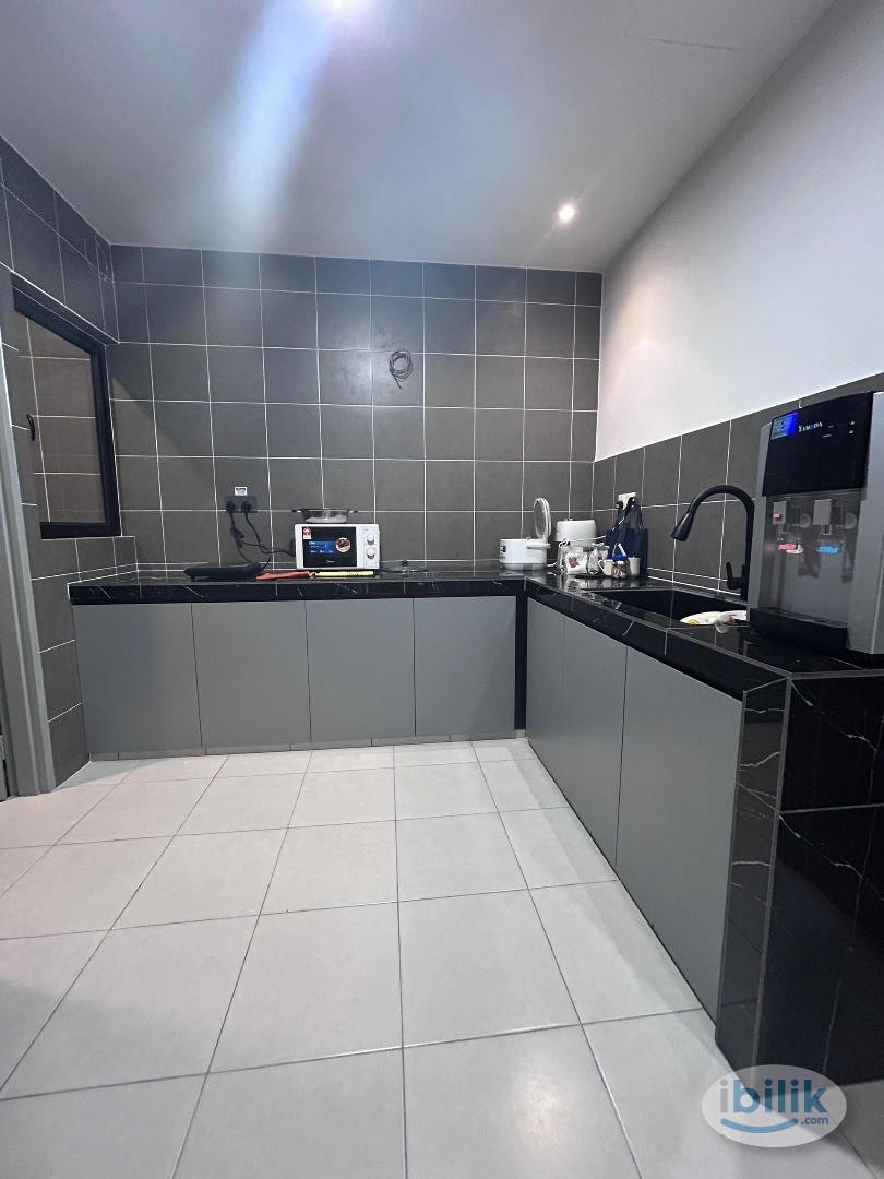 The Netizen, Bandar Tun Hussein Onn, Female Middle Room for rent - Image 1