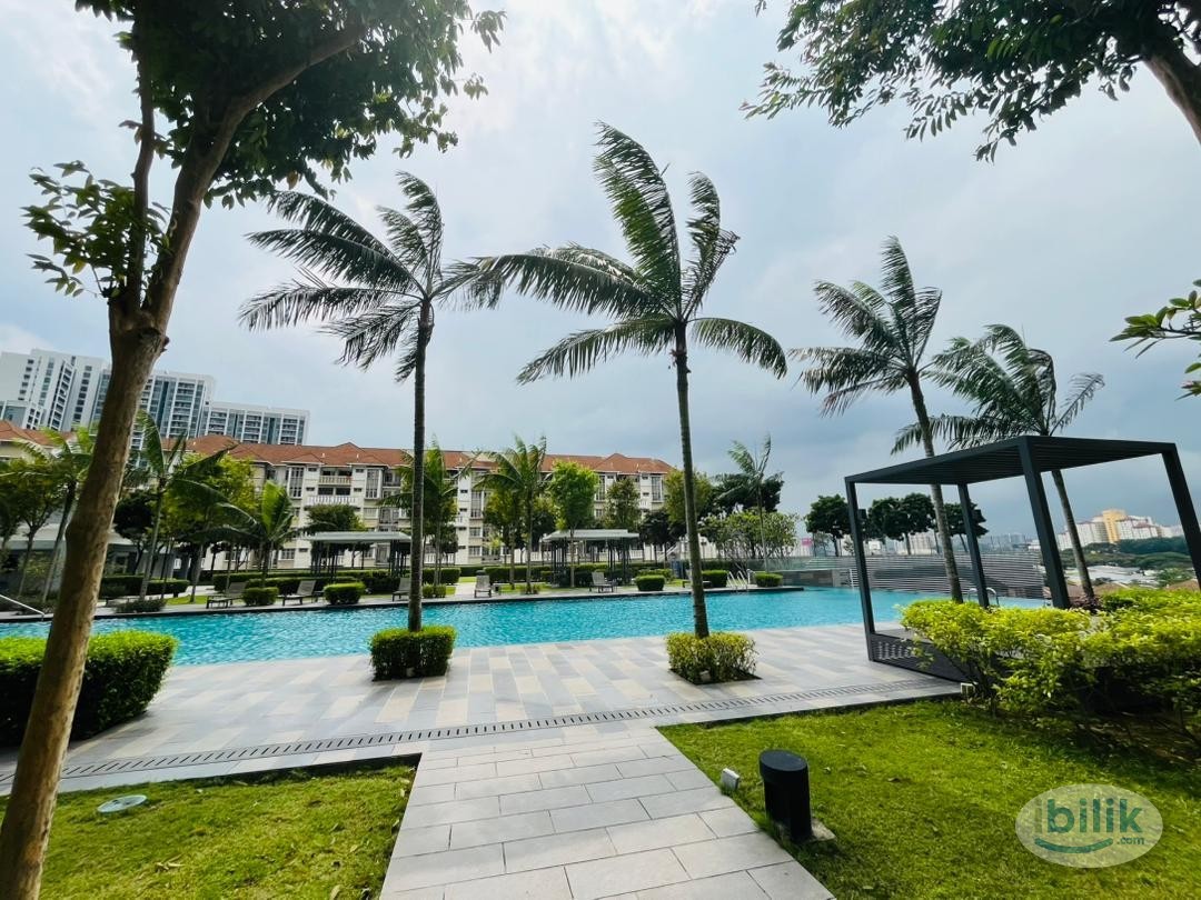 Stylish Middle Room with Balcony at Fortune Perdana Lakeside, Kepong - Image 5