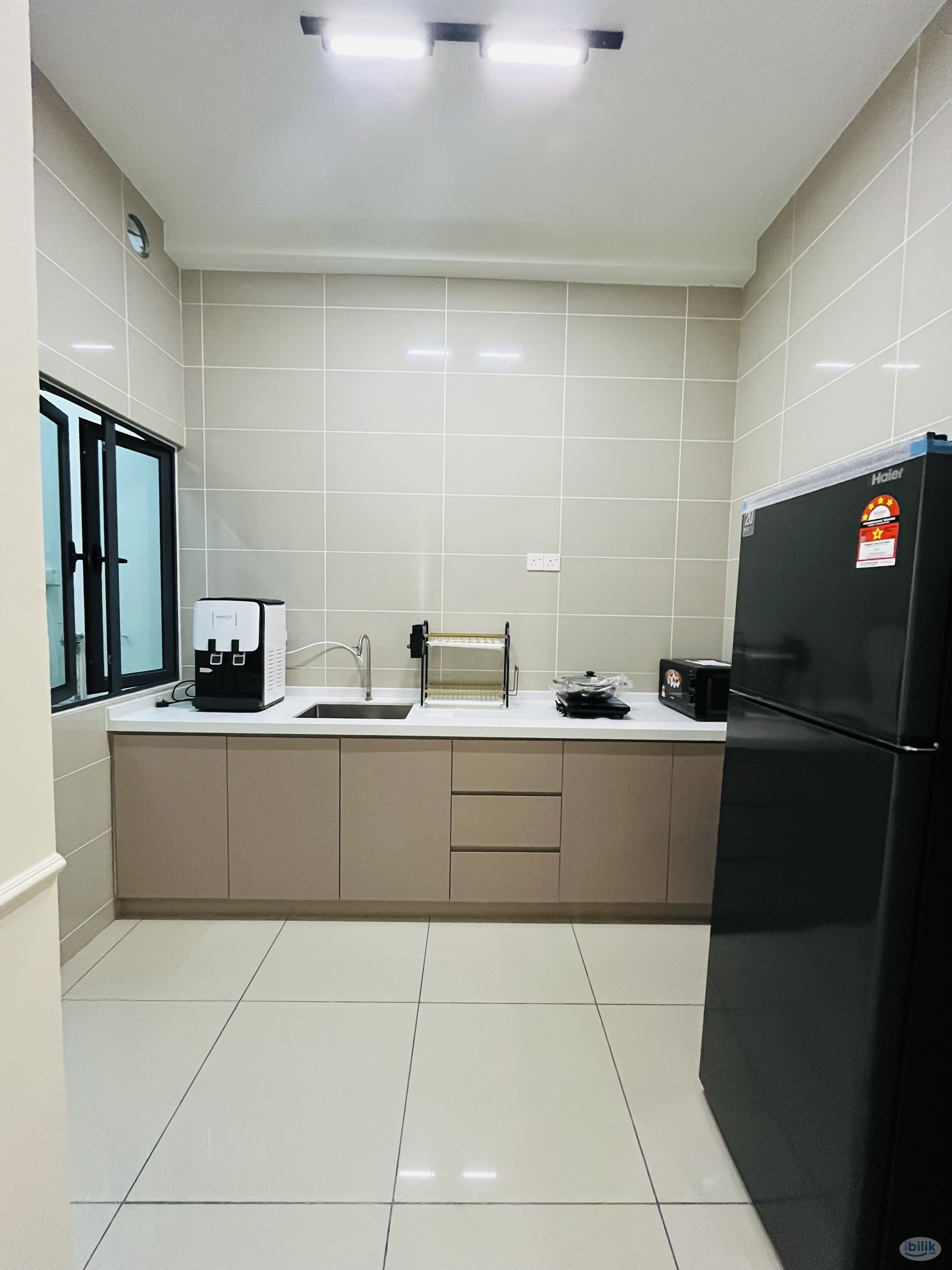 Stylish Middle Room with Balcony at Fortune Perdana Lakeside, Kepong - Image 3
