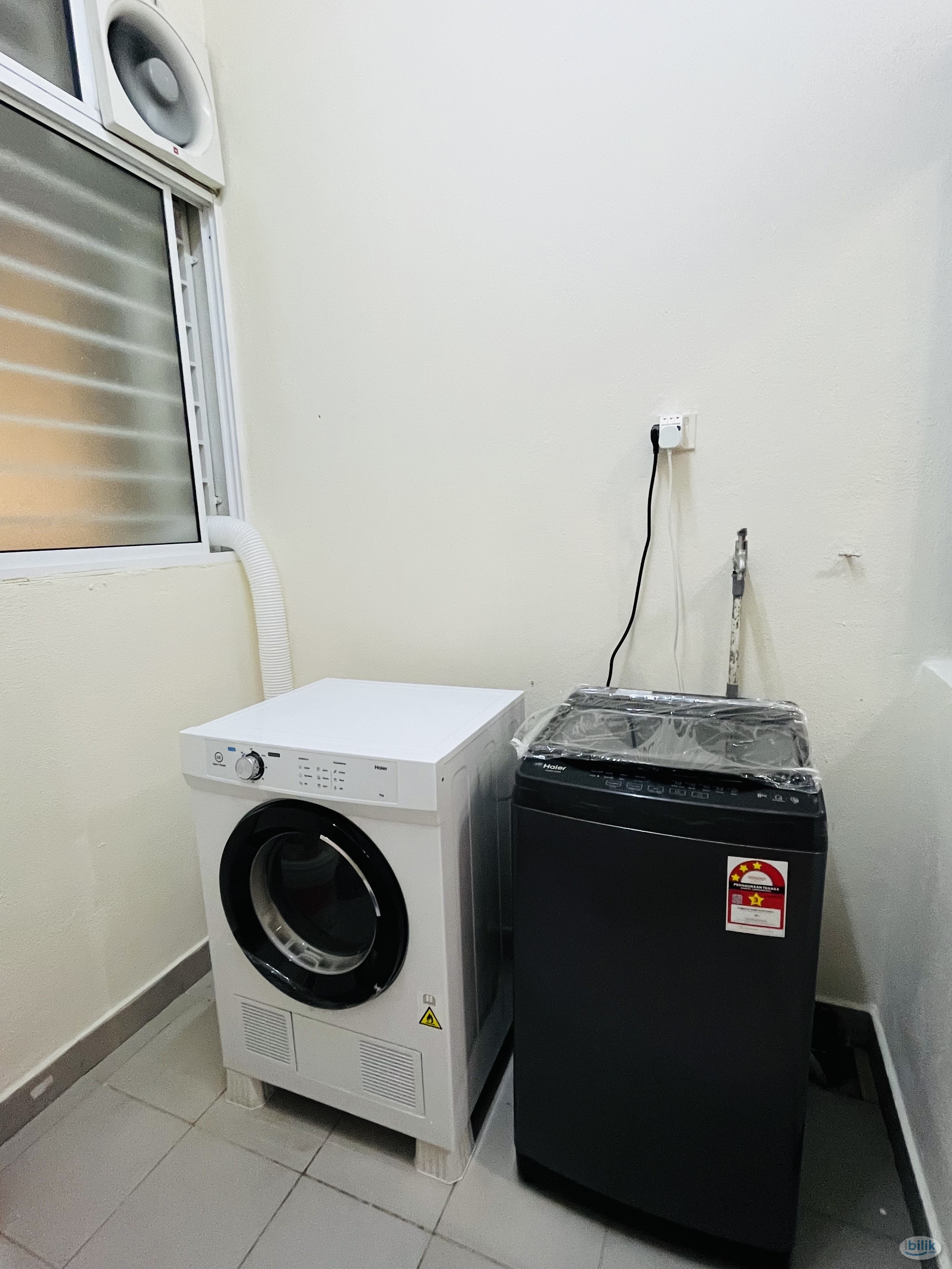 Stylish Middle Room with Balcony at Fortune Perdana Lakeside, Kepong - Image 4