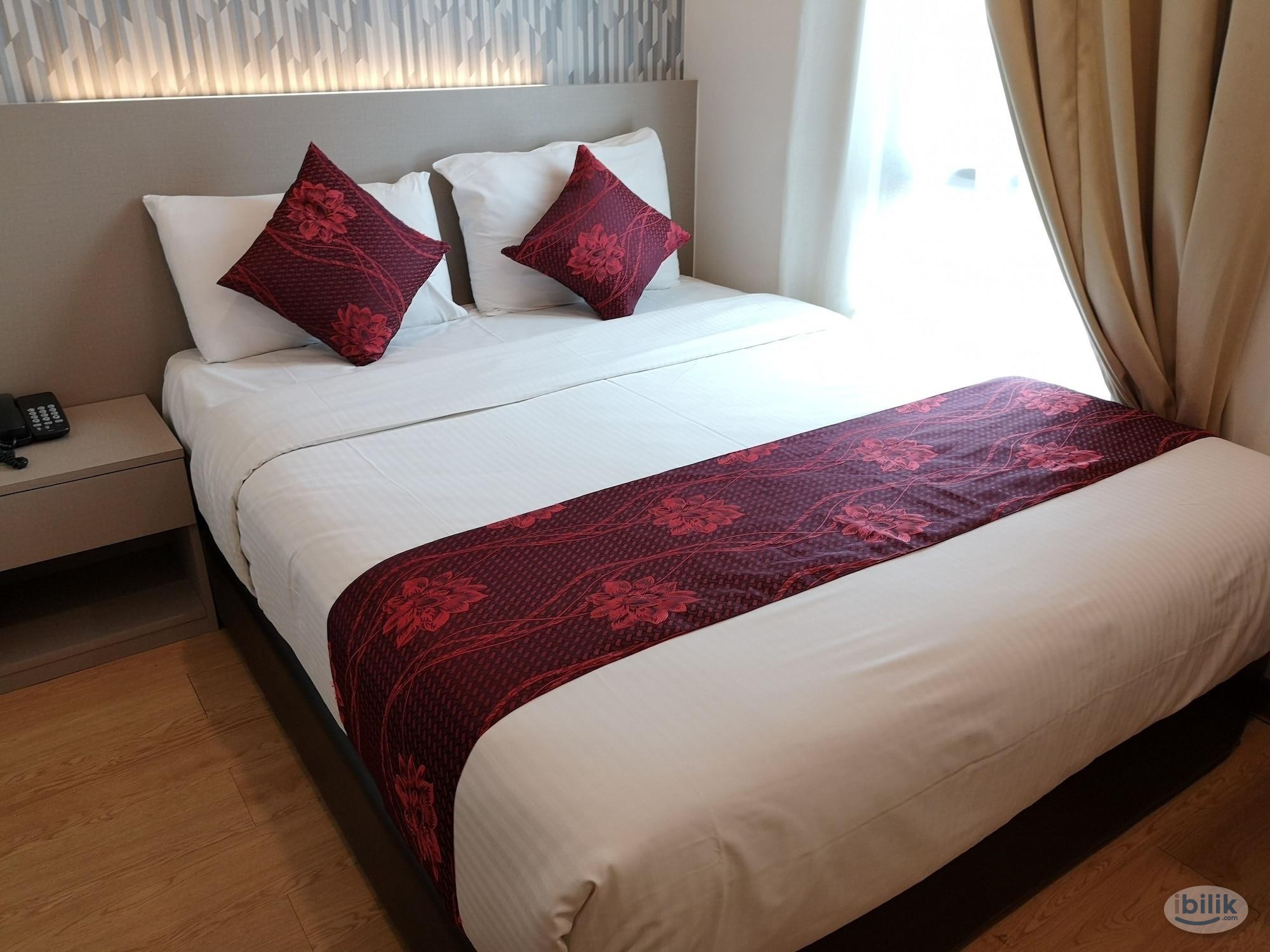 Middle Room at Hotel Check In - Image 1