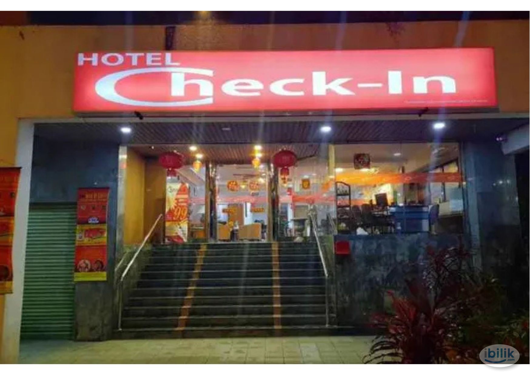 Middle Room at Hotel Check In - Image 2