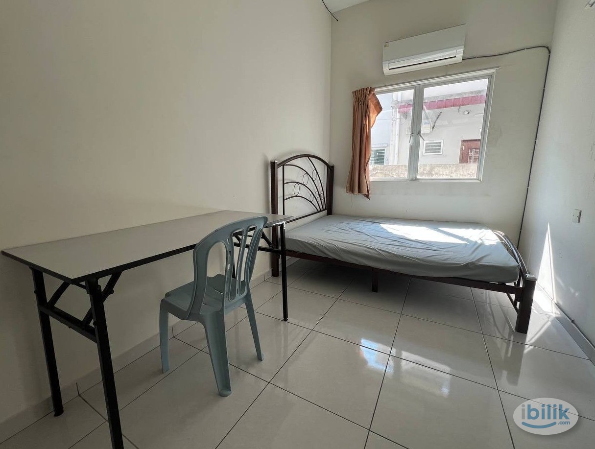 🏡【Medium Room for Rent – Double-Storey Terrace House in Jenjarom】 - Image 1