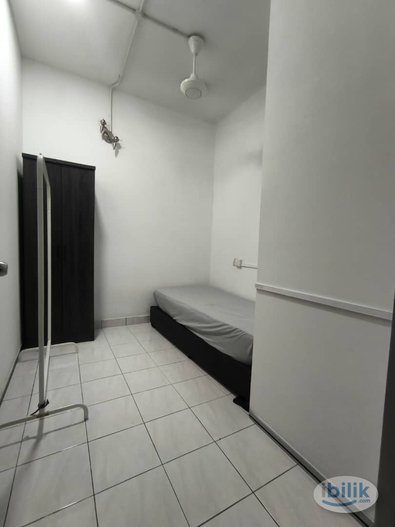 ‼️Low Rental🔥WALKING DISTANCE TO MRT STATION🔥 Fully-Furnished Middle Room with AC Free Utilities🛜😮🌟Immedietly Move In &  - Image 1