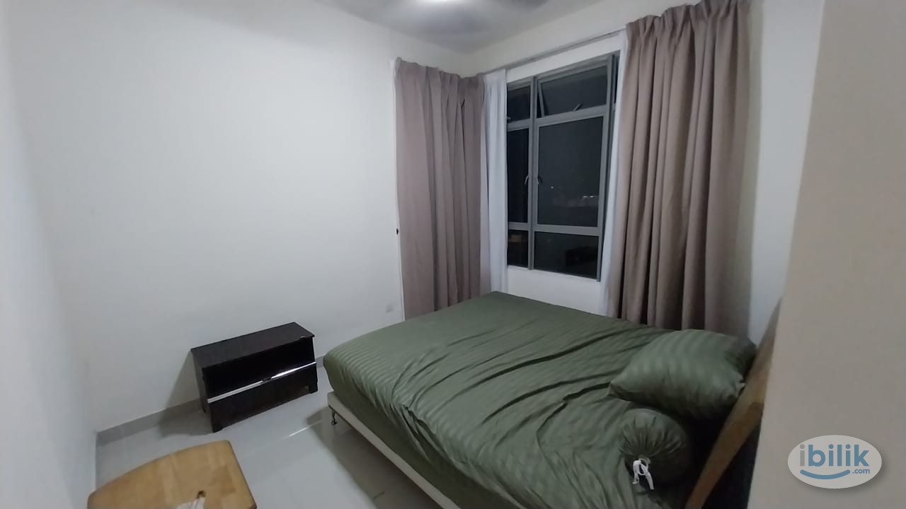 Mid Room with Bathroom at All Seasons Park, Farlim - Image 1