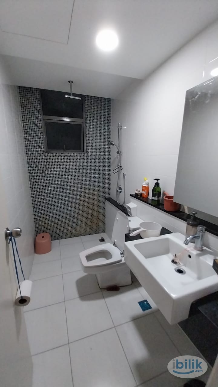 Mid Room with Bathroom at All Seasons Park, Farlim - Image 2