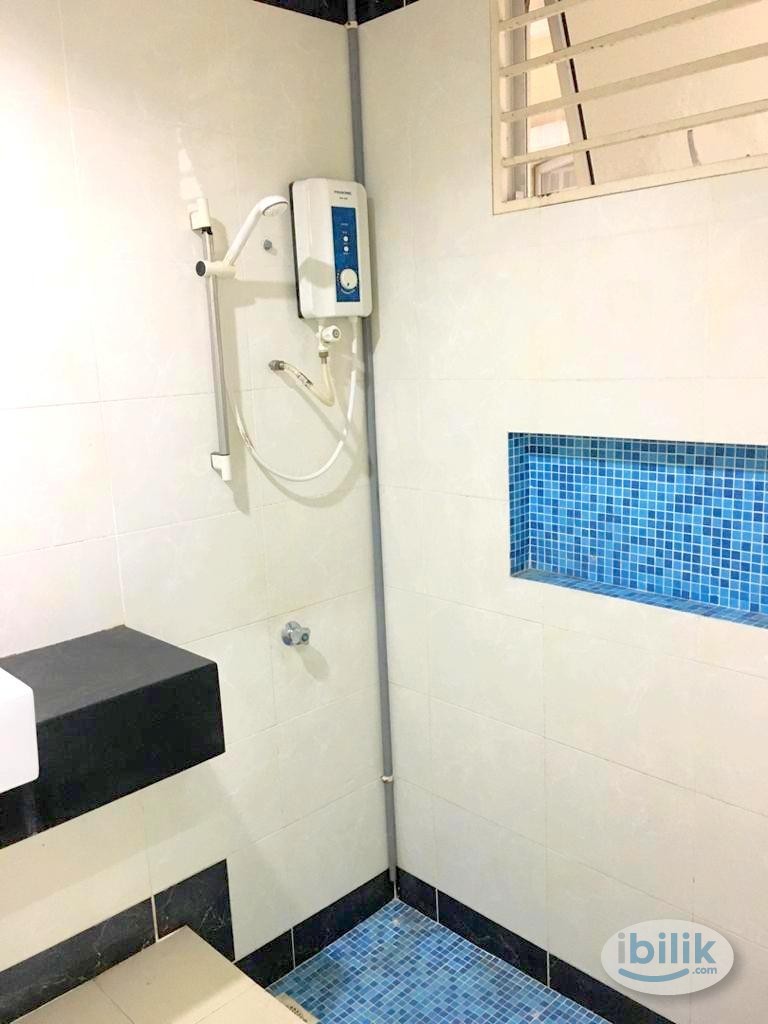 Middle Room at Platinum Hill PV8, Setapak - Image 3