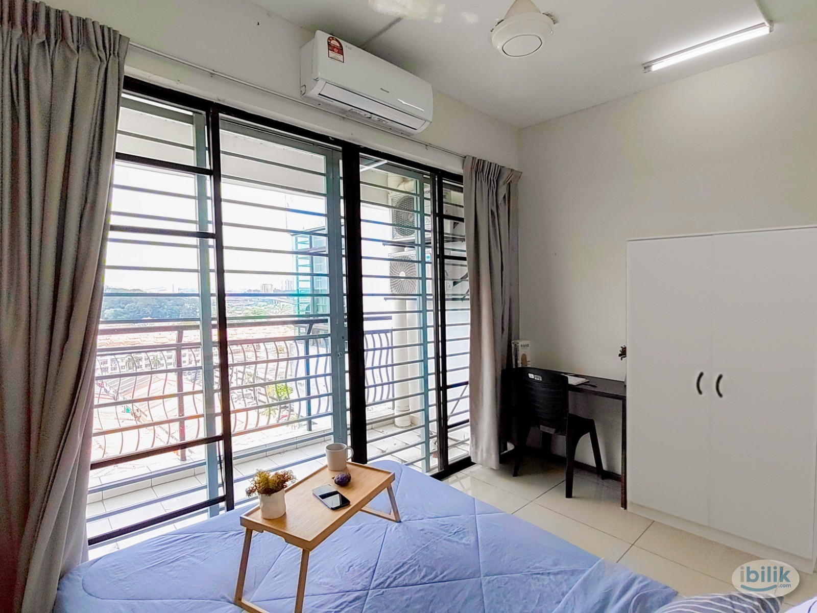 Balcony Queen Bed Medium Room with AC & Fan,@ Damansara Damai - Image 1