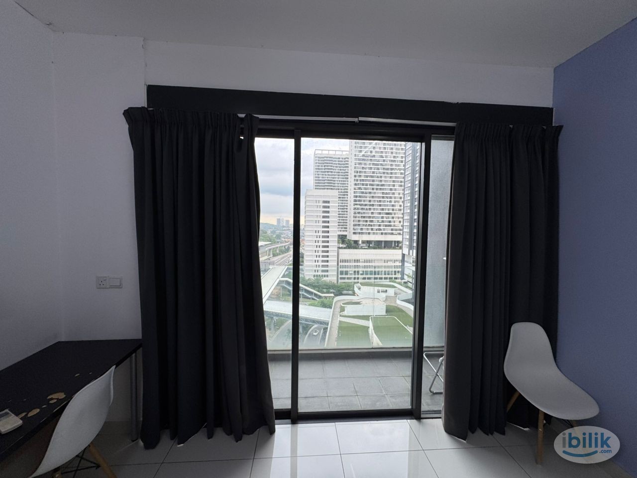 Link with MRT !! Balcony Medium Queen Bed Room with stand fan,window and AC@ Sungai Buloh D'sara ,Near to KD - Image 1