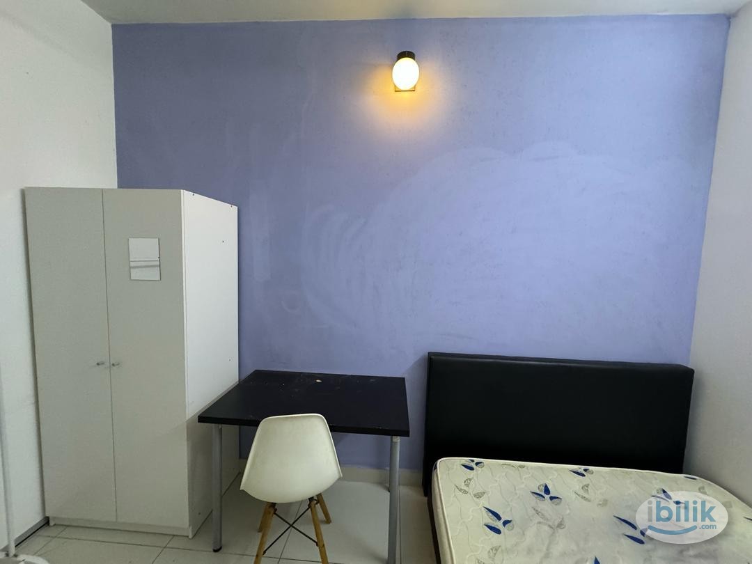Link with MRT !! Medium Queen Bed Room with stand fan,window and AC @ Sungai Buloh D'sara ,Near to KD , Kepong , Sri - Image 1