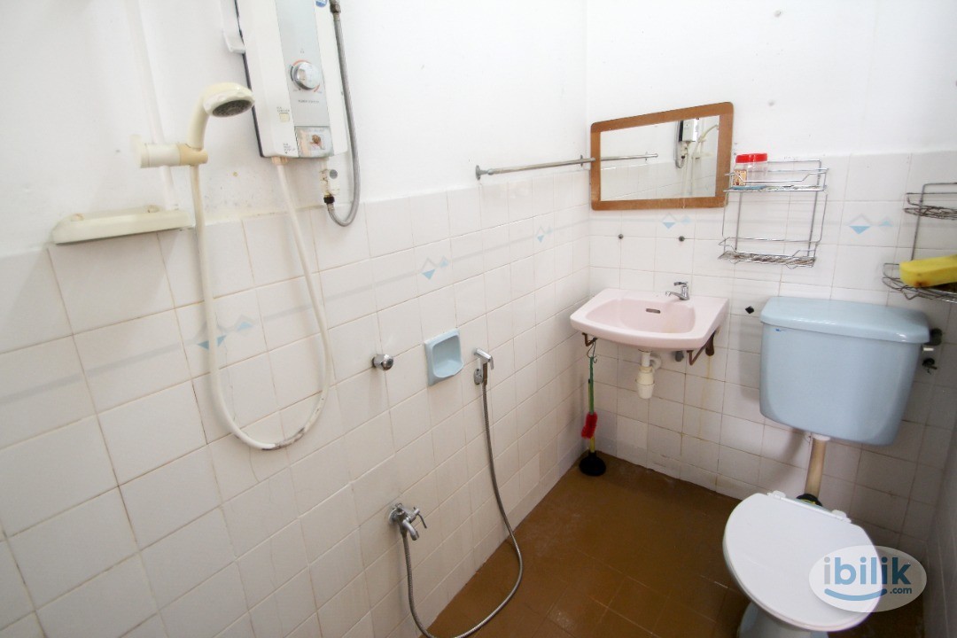 Medium Room with window & ac @ Bandar Sunway ，Near to BRT, Taylor , Monash , Inti, Subang Airport - Image 4