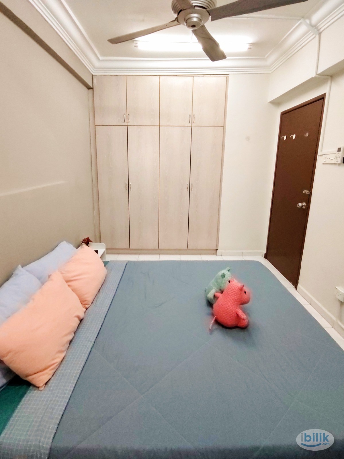 Medium Room with Aircond @ Ara Damansara ，5 Min Walk To LRT,Near to Grocery shop,Mall, Subang Airport - Image 1