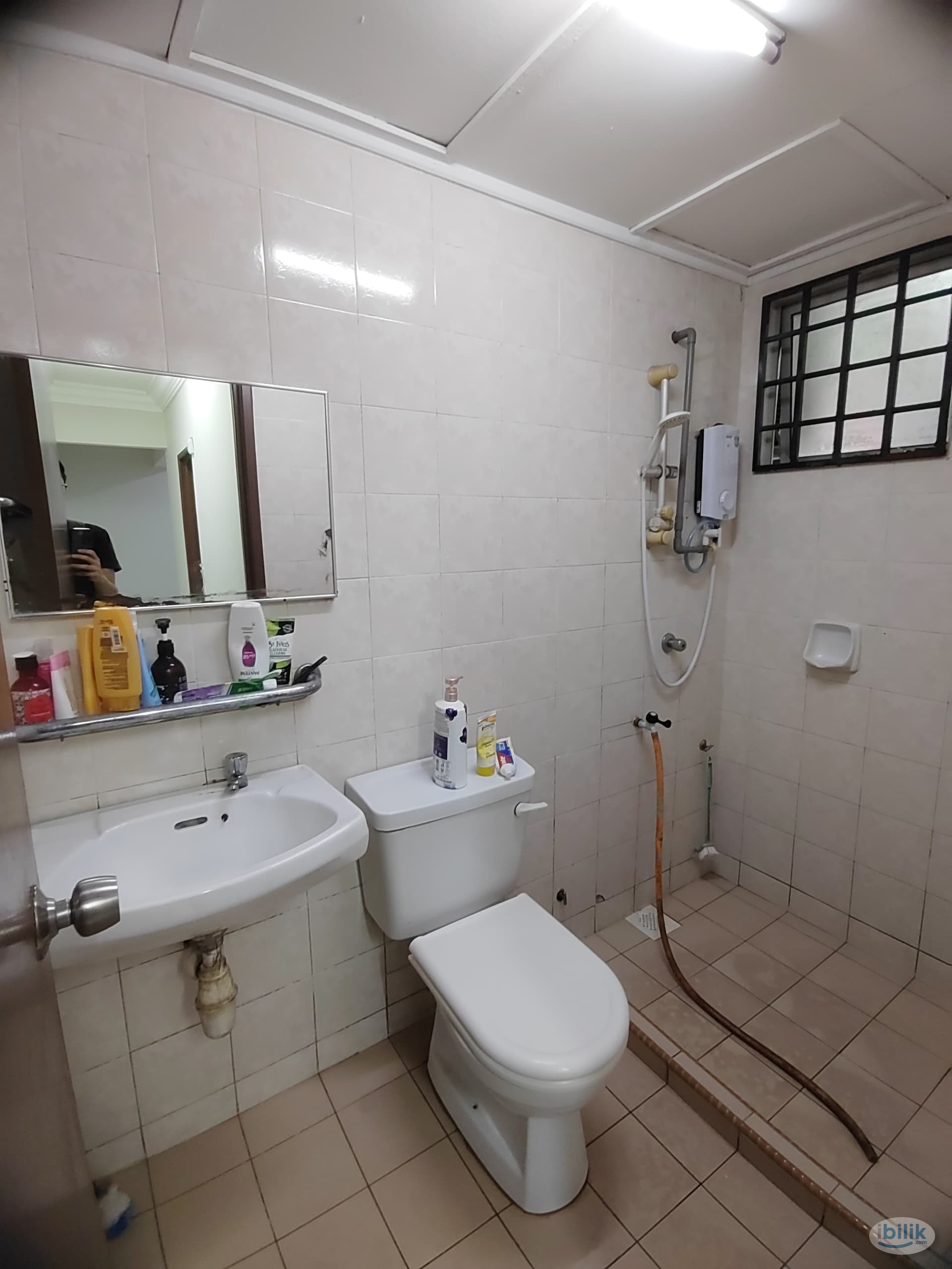 Medium Room with Aircond @ Ara Damansara ，5 Min Walk To LRT,Near to Grocery shop,Mall, Subang Airport - Image 3
