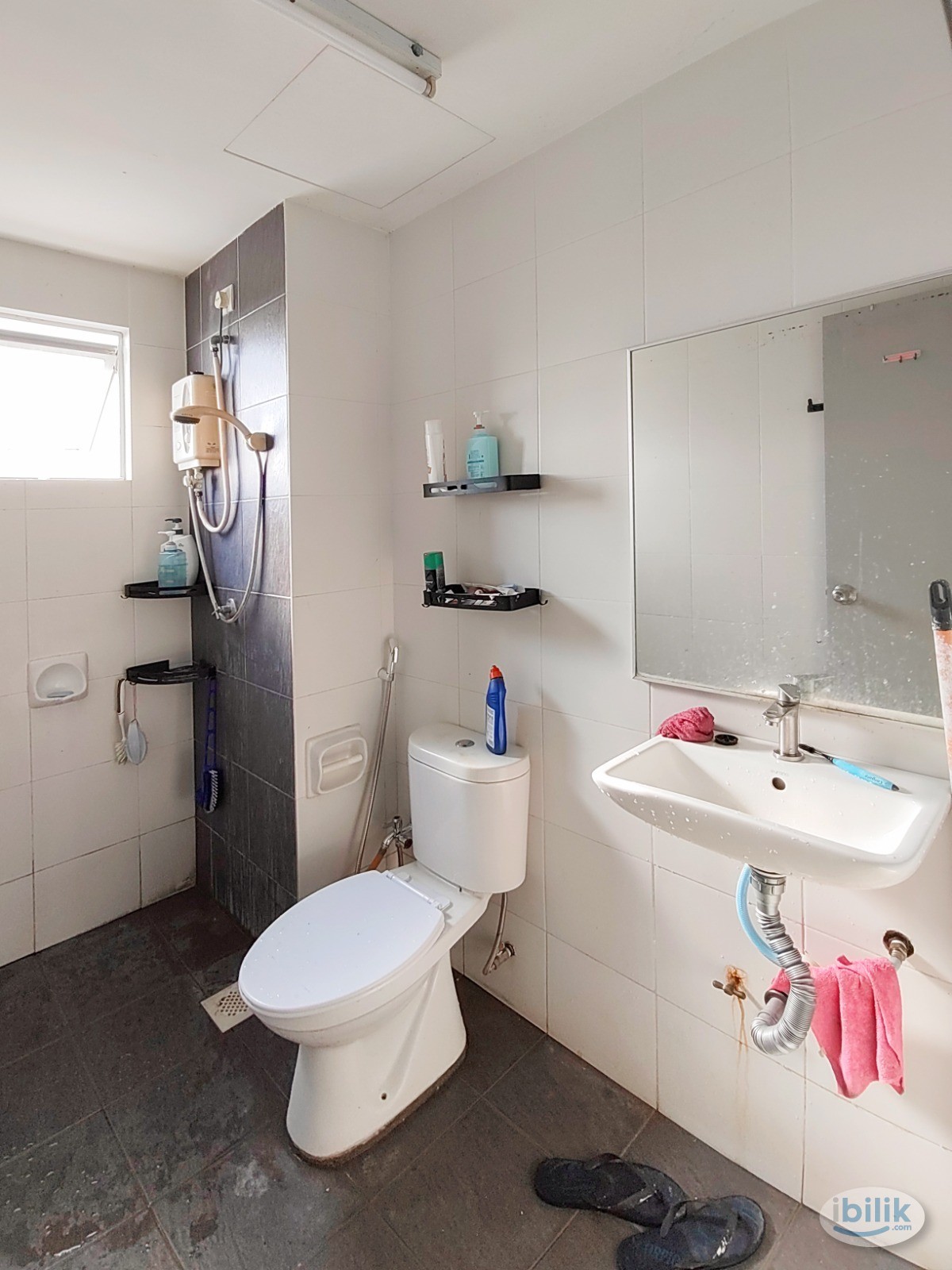 Walk to MRT !! Medium Room with Window & AC & Fan@Kota Damansara, Segi College - Image 4