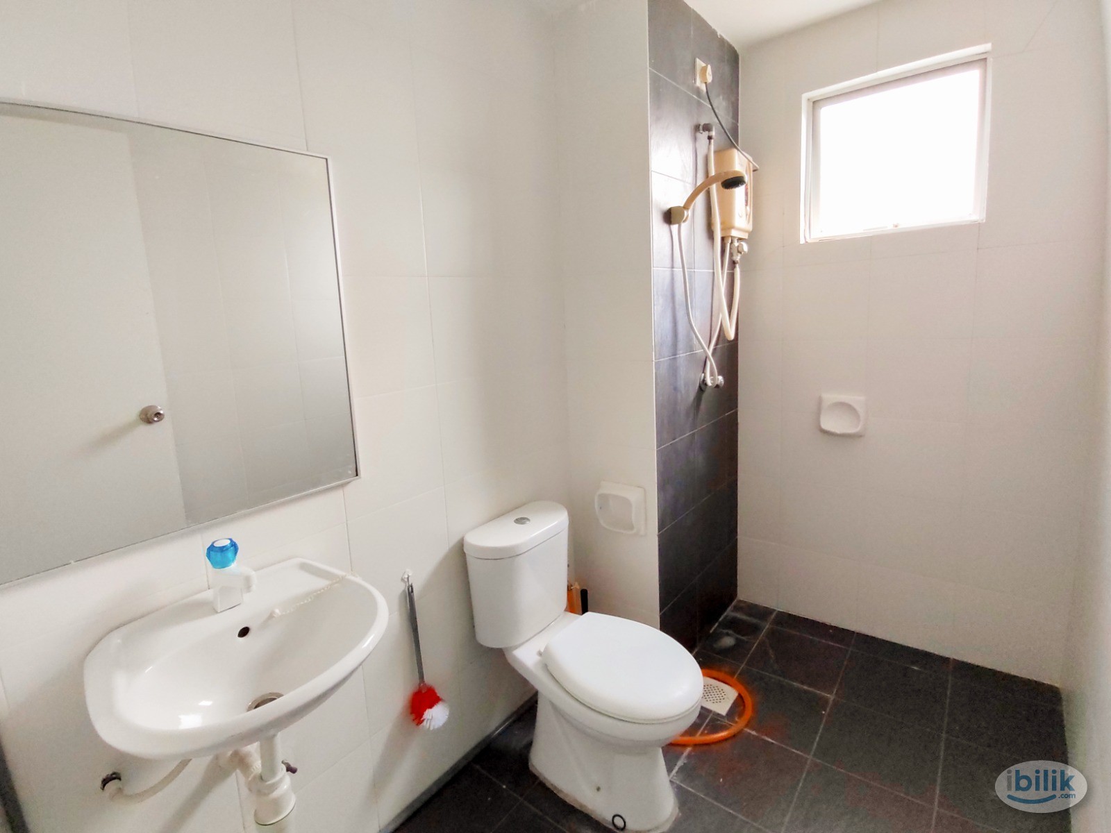 FEMALE UNIT !! Walk to MRT !! Medium Room with Window & AC &Fan@Kota Damansara, Segi College - Image 3