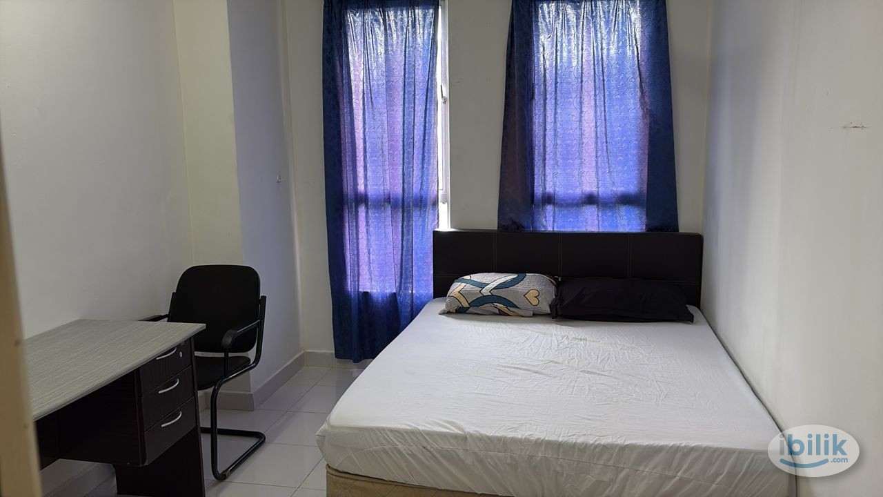 Middle Room at Cyberia Crescent 1, Cyberjaya - Image 1
