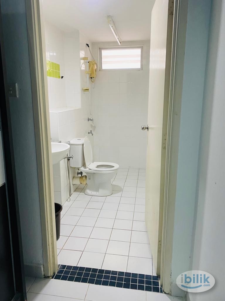 Middle Room at Cyberia Crescent 1, Cyberjaya - Image 5