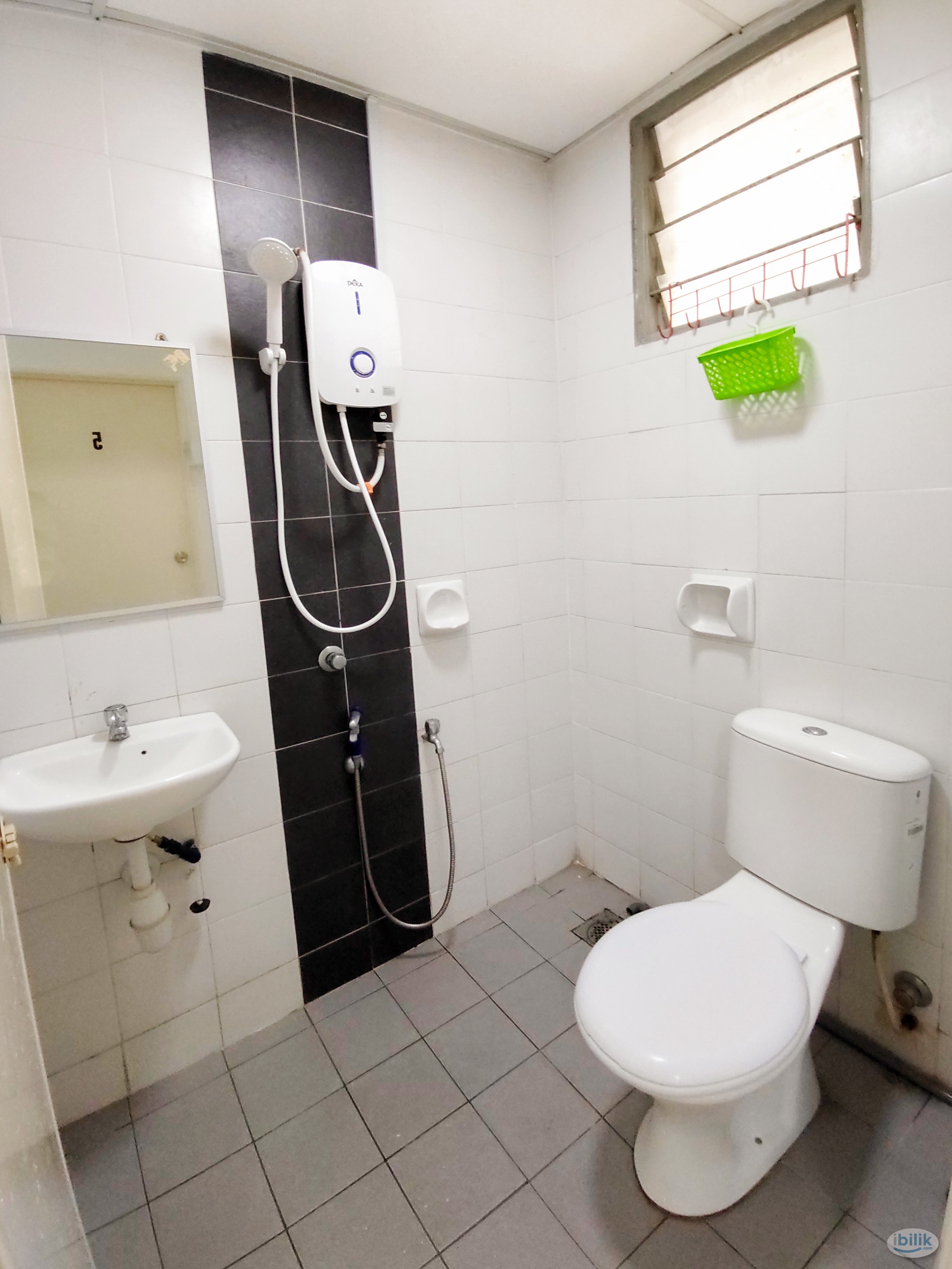 Queen Bed Medium Room with Window & A/C @ Subang Bestari,NEar to PJ,Shah Alam, ，Sg Buloh, Near Help campus , Subang Airp - Image 3
