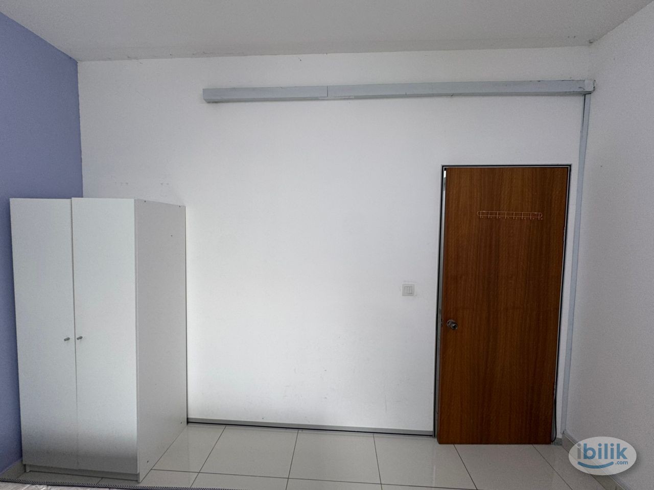 Link with MRT !Balcony Medium Queen Bed Room with stand fan, window, and AC ) @ Sungai Buloh D'sara ,Near to KD , Ke - Image 1