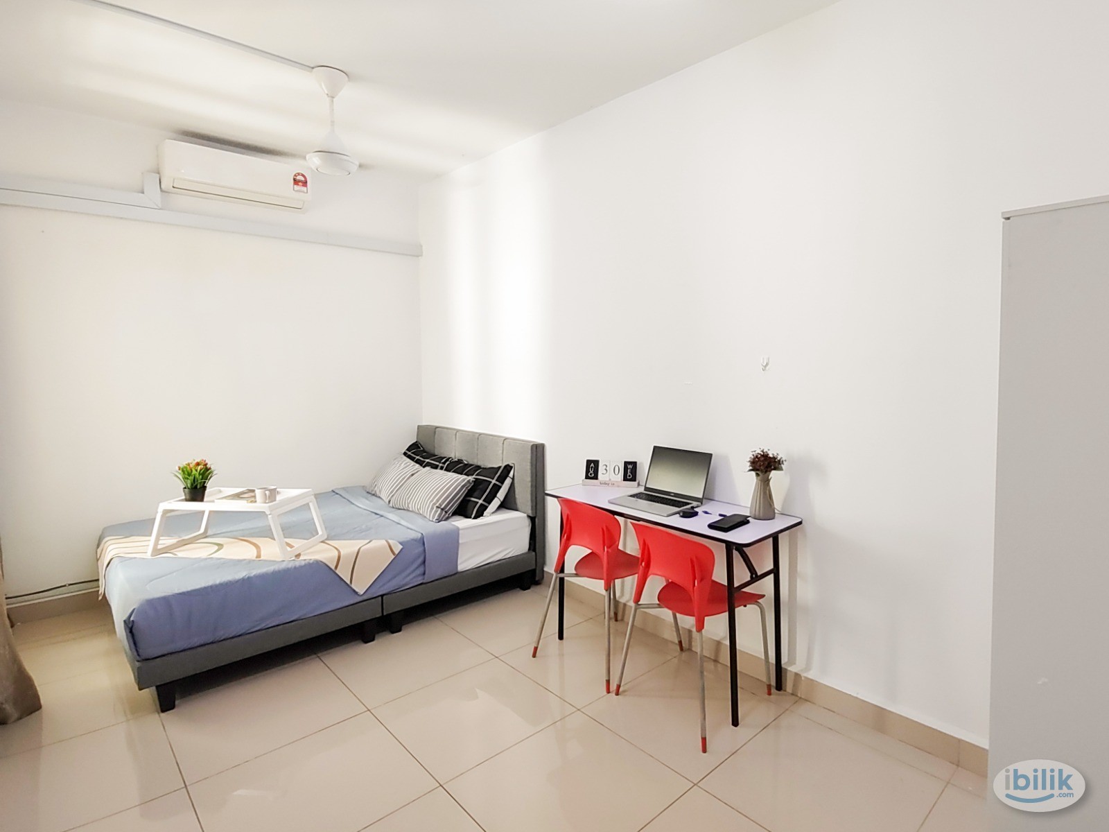 Walk to MRT !! Queen Bed Medium Room ,with AC & Window@，Kota Damansara, Segi College, - Image 1