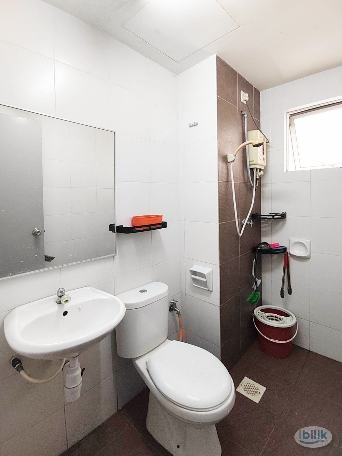 Walk to MRT !! Queen Bed Medium Room ,with AC & Window@，Kota Damansara, Segi College, - Image 3
