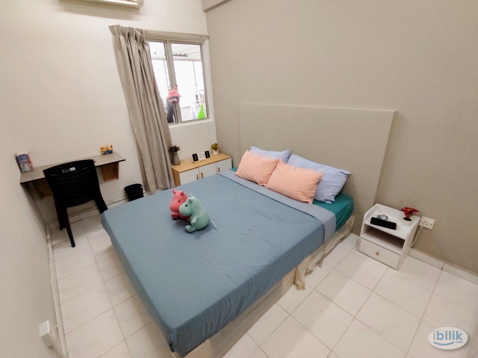 Medium Room with Aircond@ Ara Damansara  ,5 Min Walk To LRT, ，Near to Grocery shop,Mall, Subang Airport - Image 1
