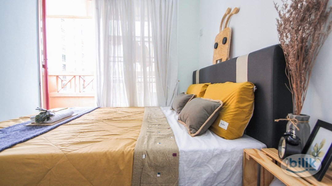 Queen Bed Balcony Medium Room with A/C @ Mutiara Damansara， , Walk to MRT, near Ikea, Bandar Utama, TTDI - Image 1