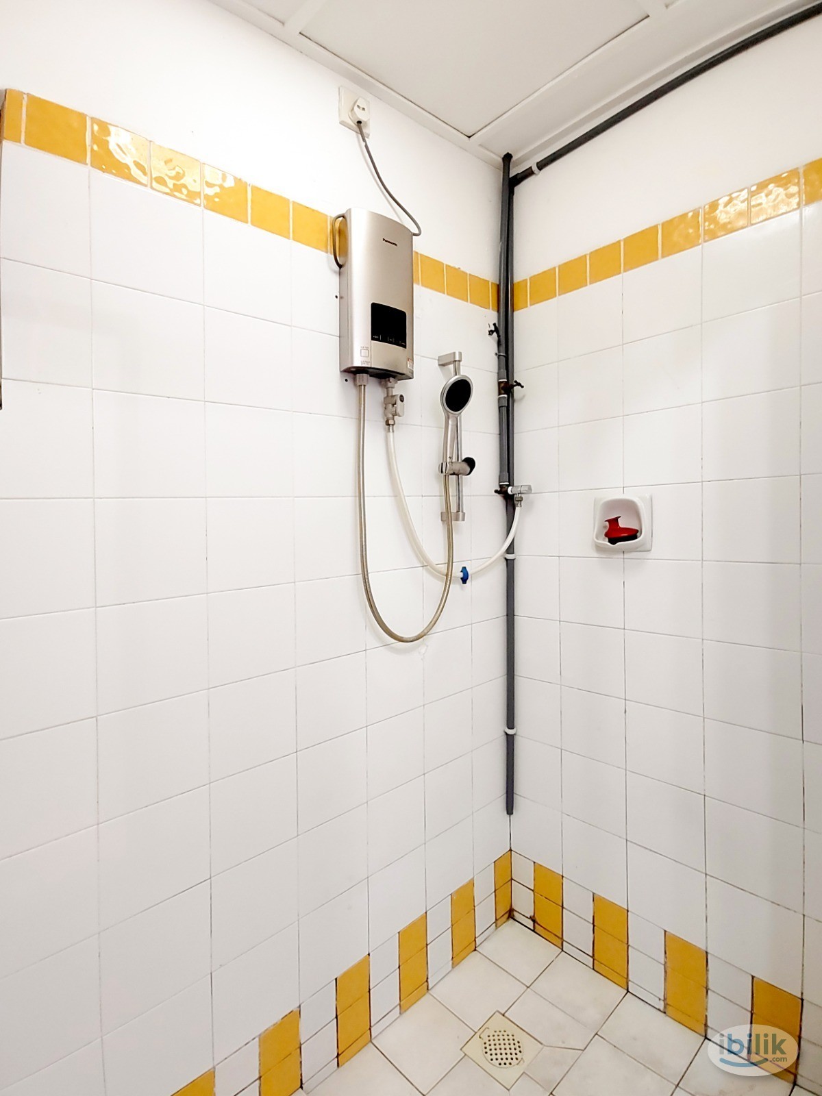 Walk to MRT !! Queen Bed Medium Room with AC & Window @ Cheras , ，Next to Leisure Mall - Image 4