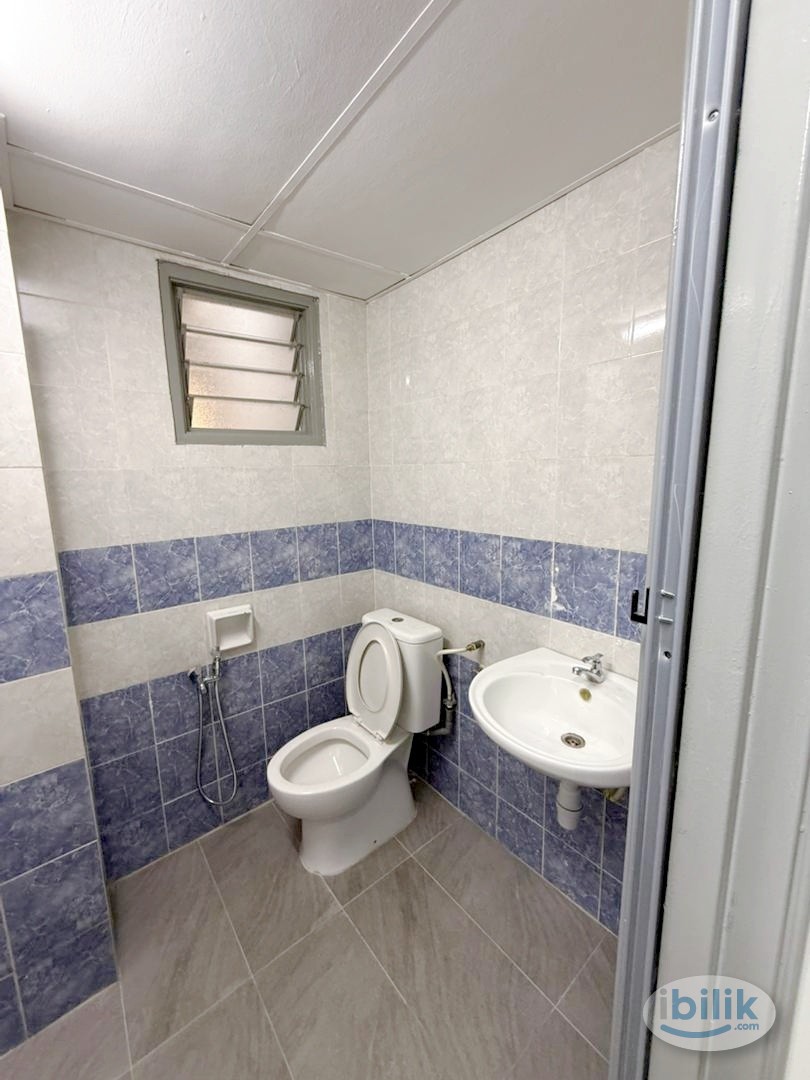 Middle Room at Pelangi Damansara Sentral, Mutiara Damansara - Image 1