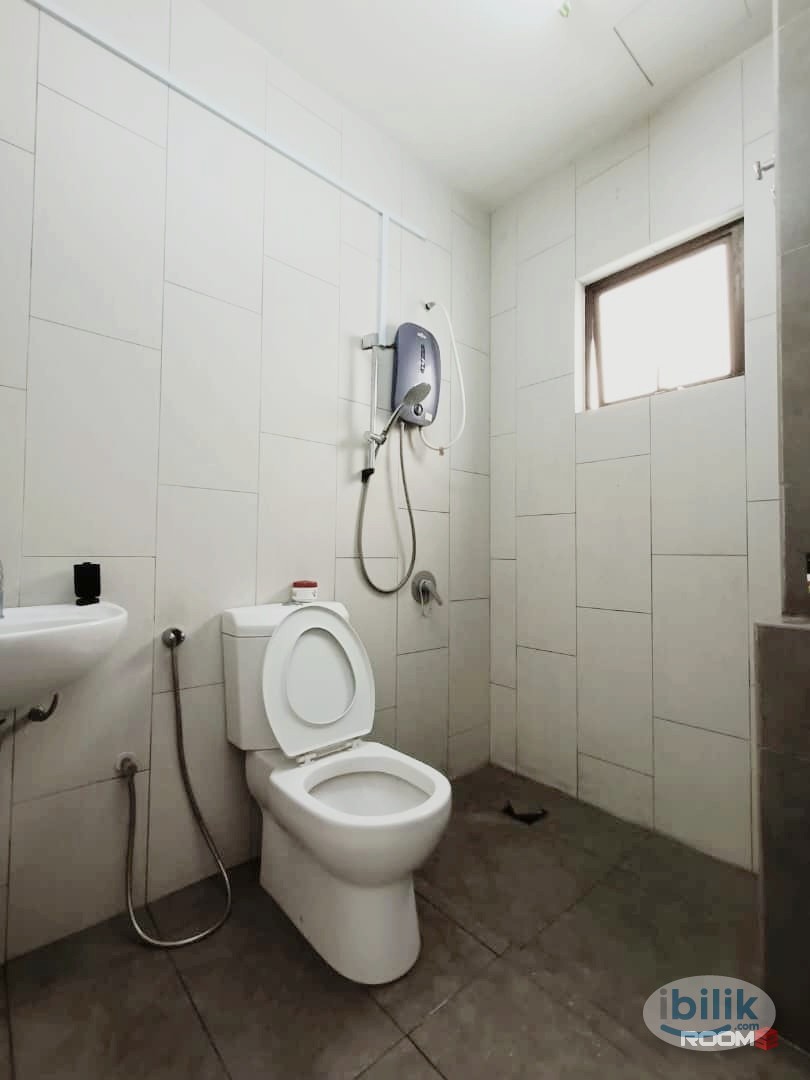 🚶‍♂️ 7 Mins to Top Glove 🏠 Middle Room for Rent @ Setia Alam 🌟 - Image 3