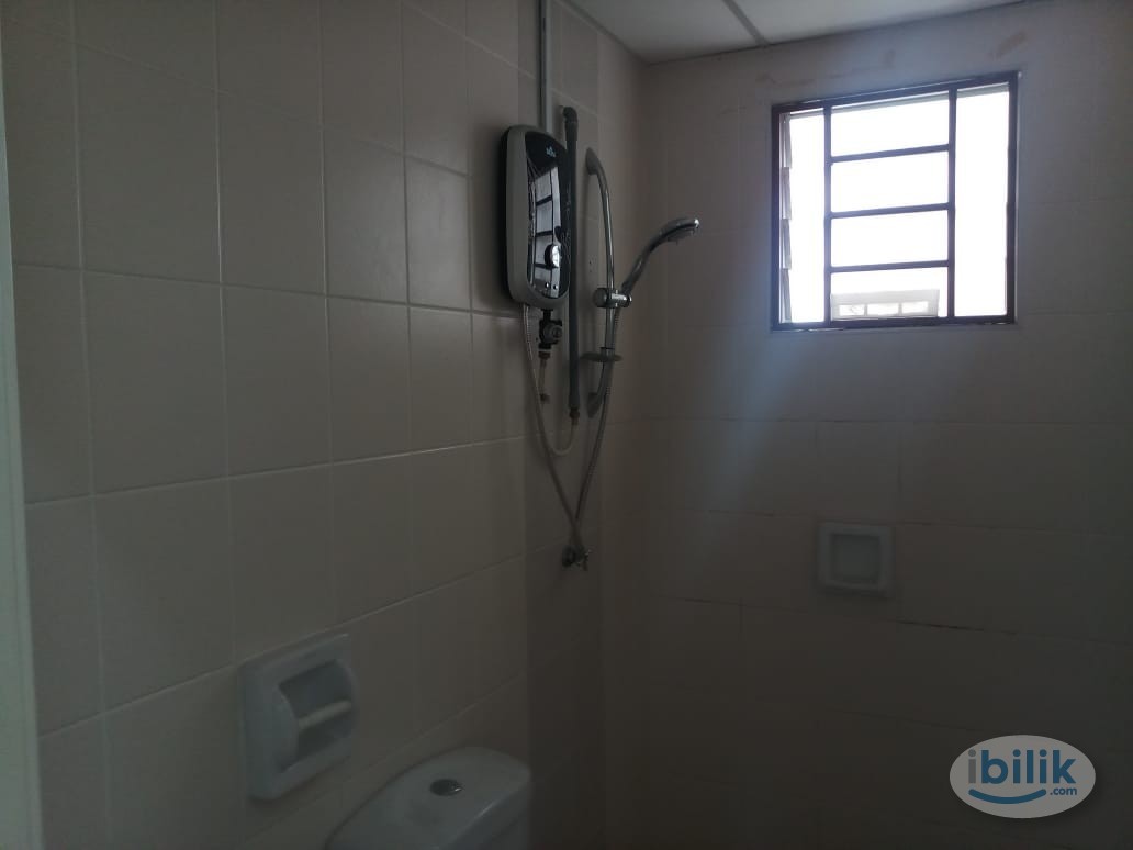 Middle Room at Akasia Apartment, Setia Alam - Image 4
