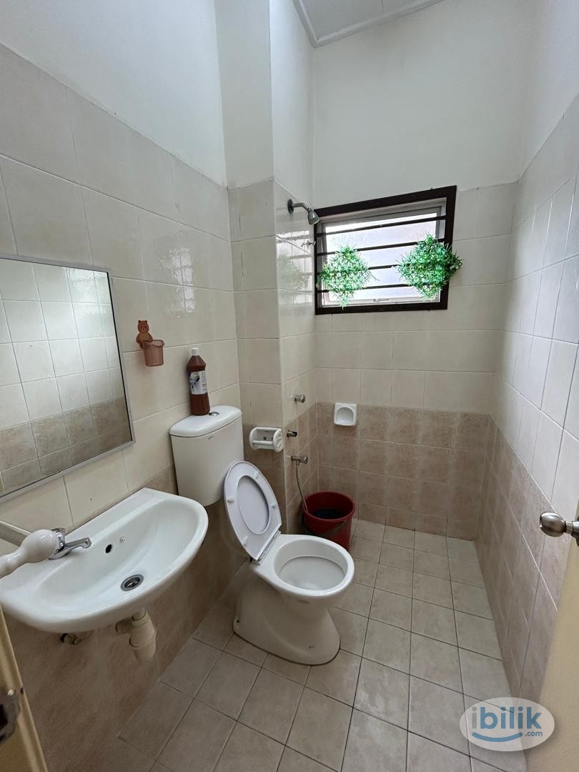 Middle Room at Pinggiran USJ 2, Subang Jaya - Image 1
