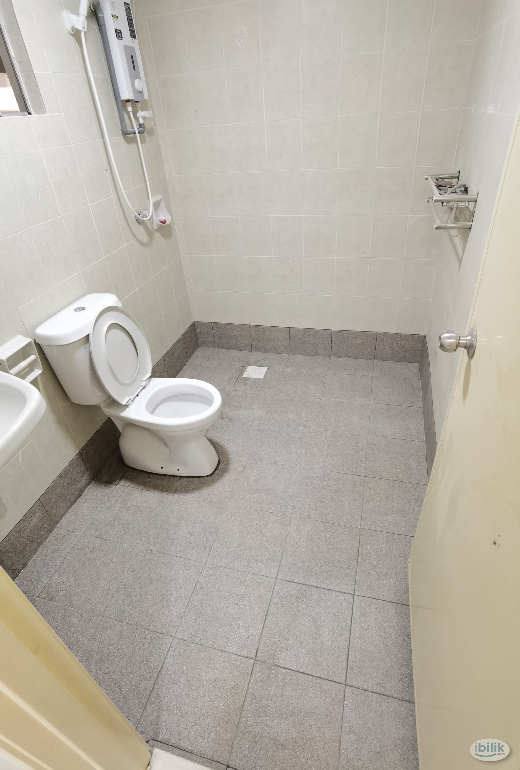 Middle Room at Green Avenue, Bukit Jalil - Image 2