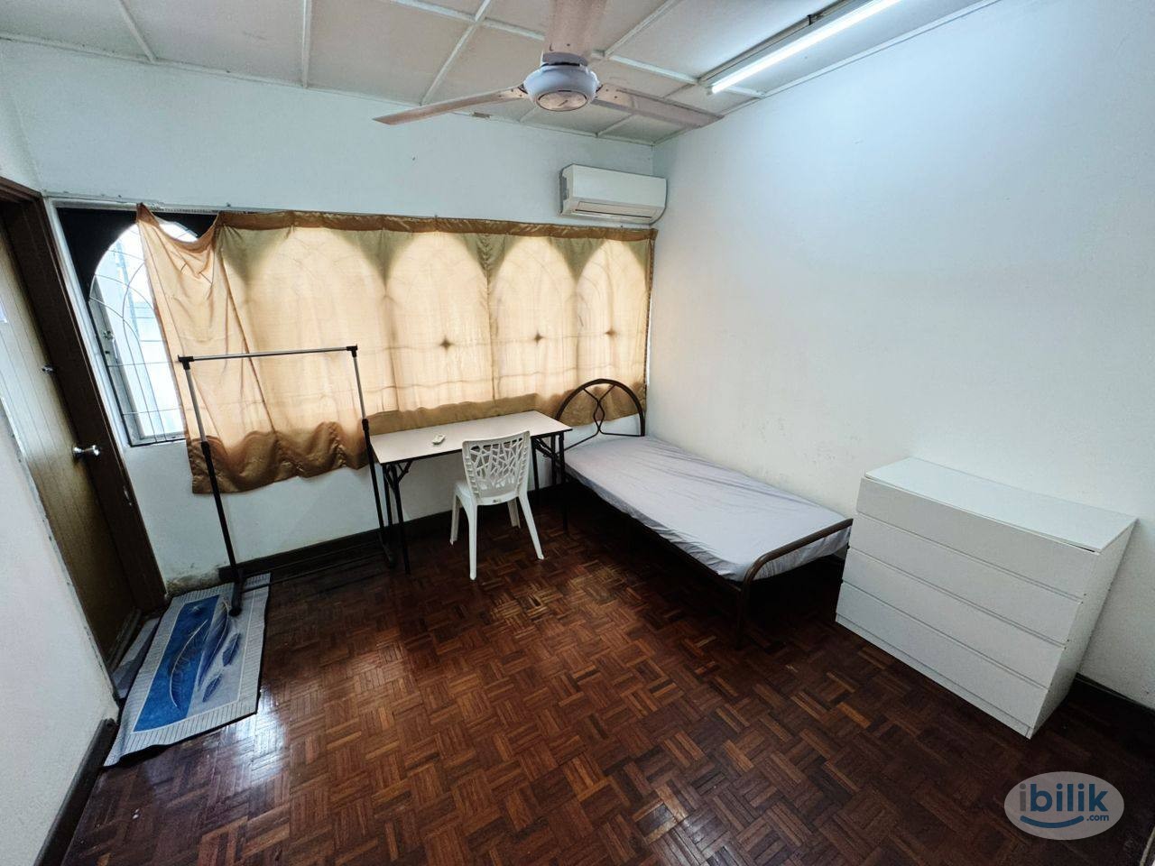 🏡 TTDI#4 | Medium Room with Aircond + Attached Bathroom | Walk to MRT - Image 1