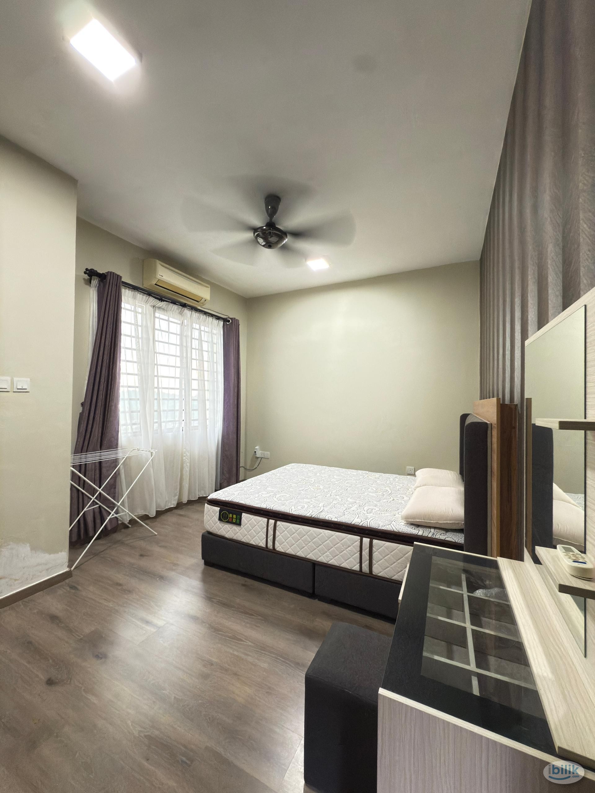 Middle Room at Armanee Condominium, Damansara Damai - Image 1