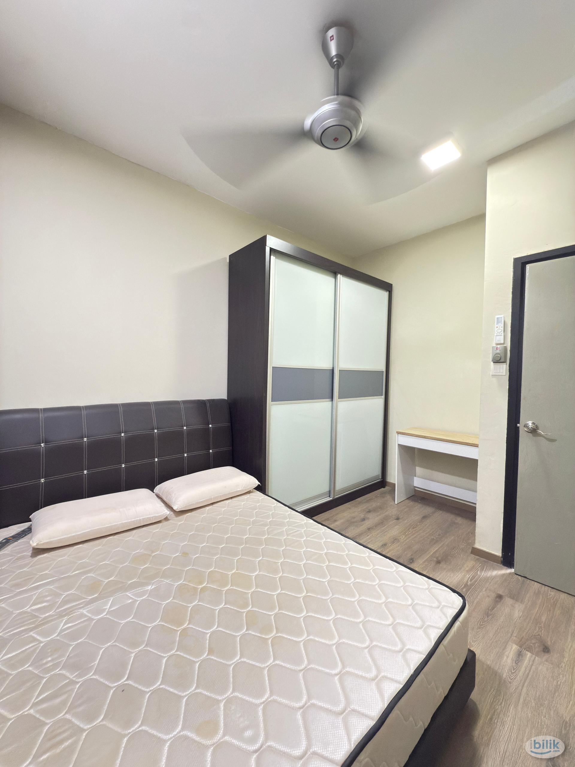 Middle Room at Armanee Condominium, Damansara Damai - Image 2