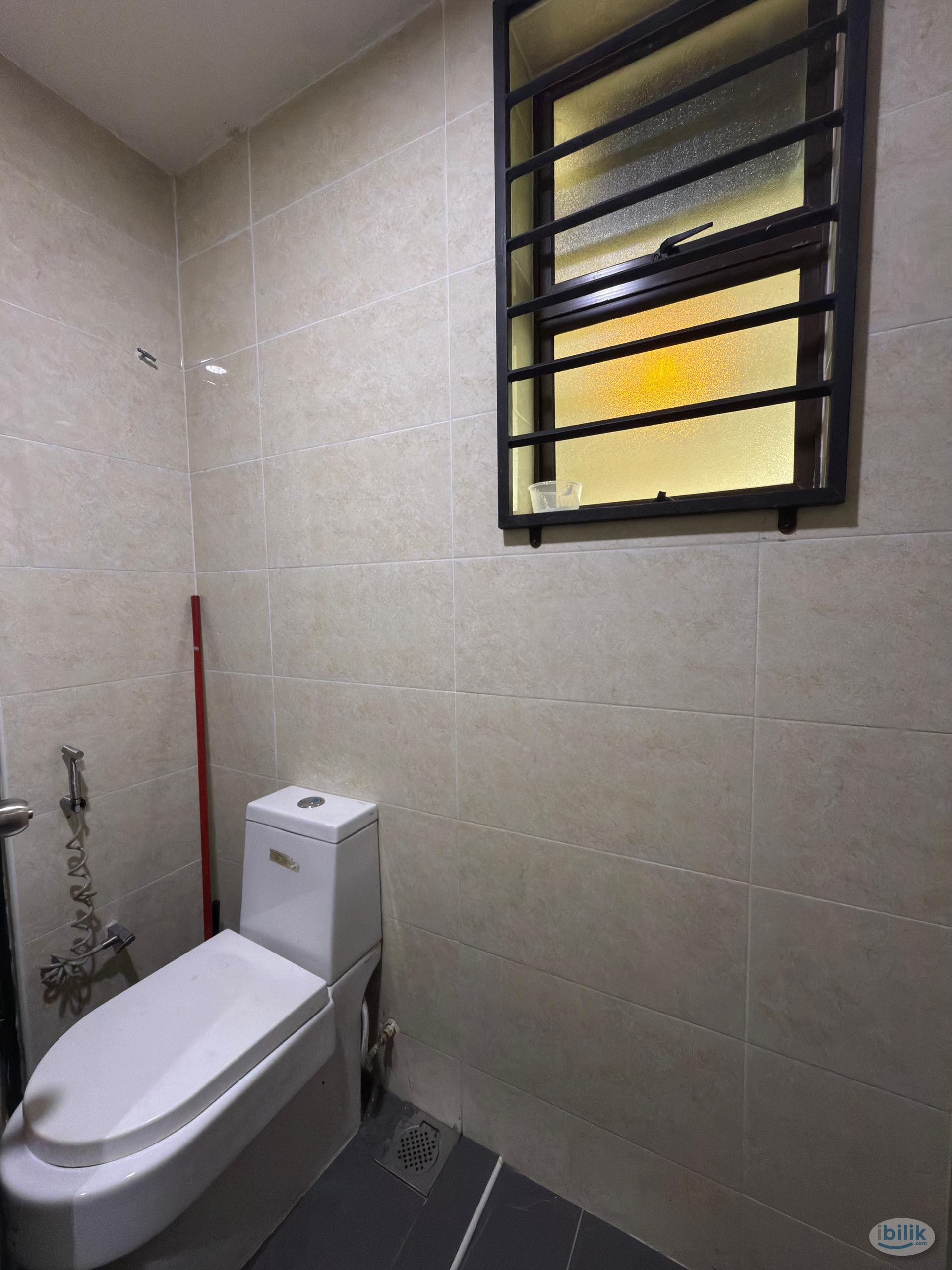 Middle Room at Armanee Condominium, Damansara Damai - Image 3