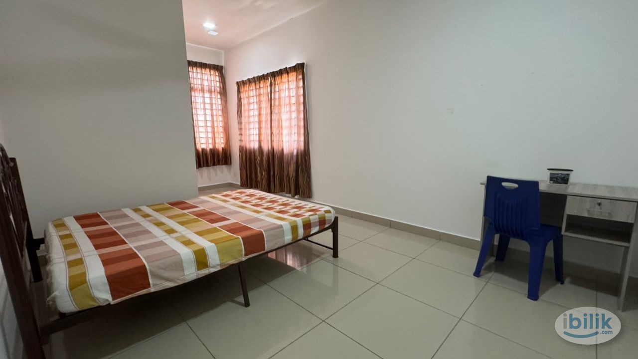 Middle Room at SP2 Bandar Saujana Putra, (beside MAHSA uni) - Image 1