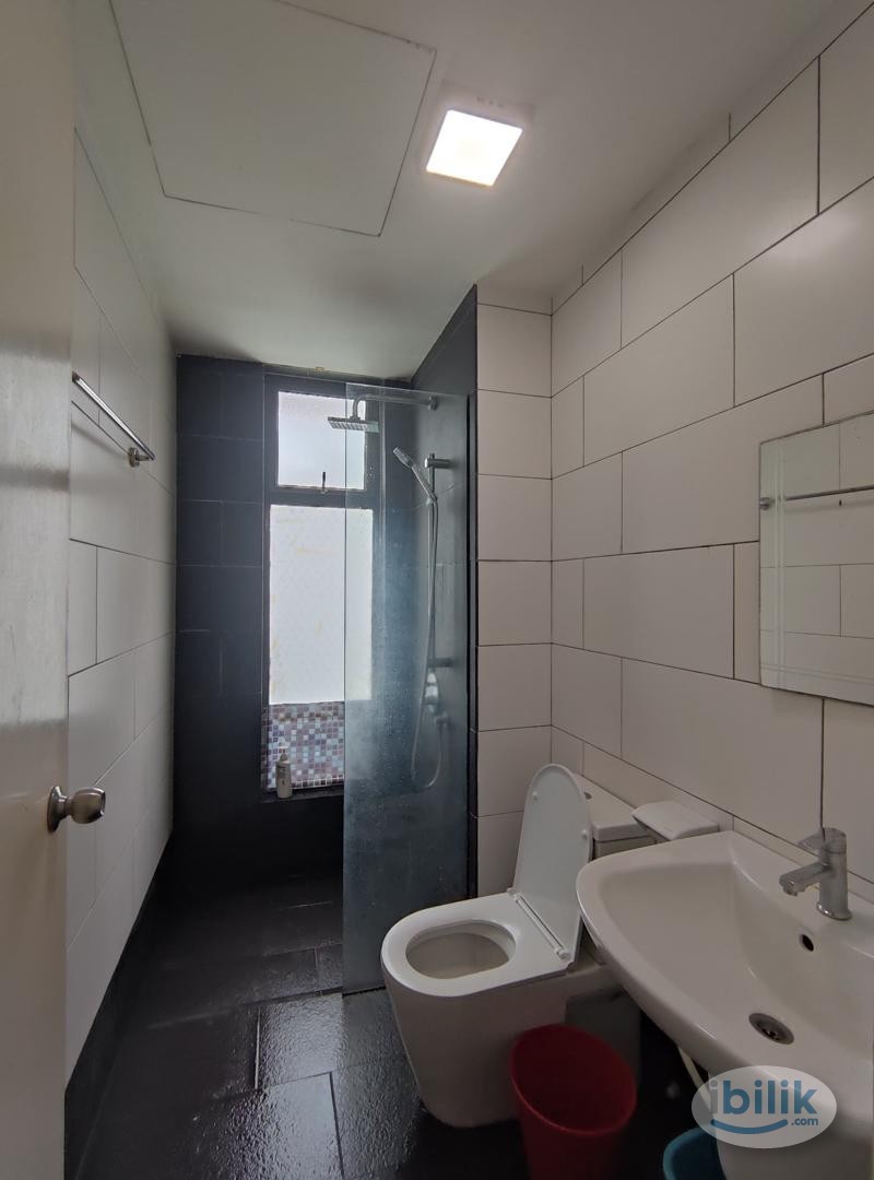 Master Room at Univ 360 Place, Seri Kembangan - Image 2