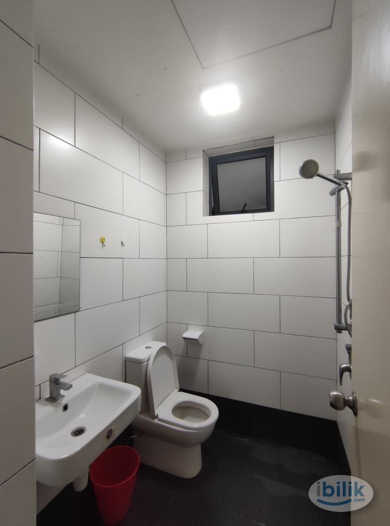 Middle Room at Univ 360 Place, Seri Kembangan - Image 1