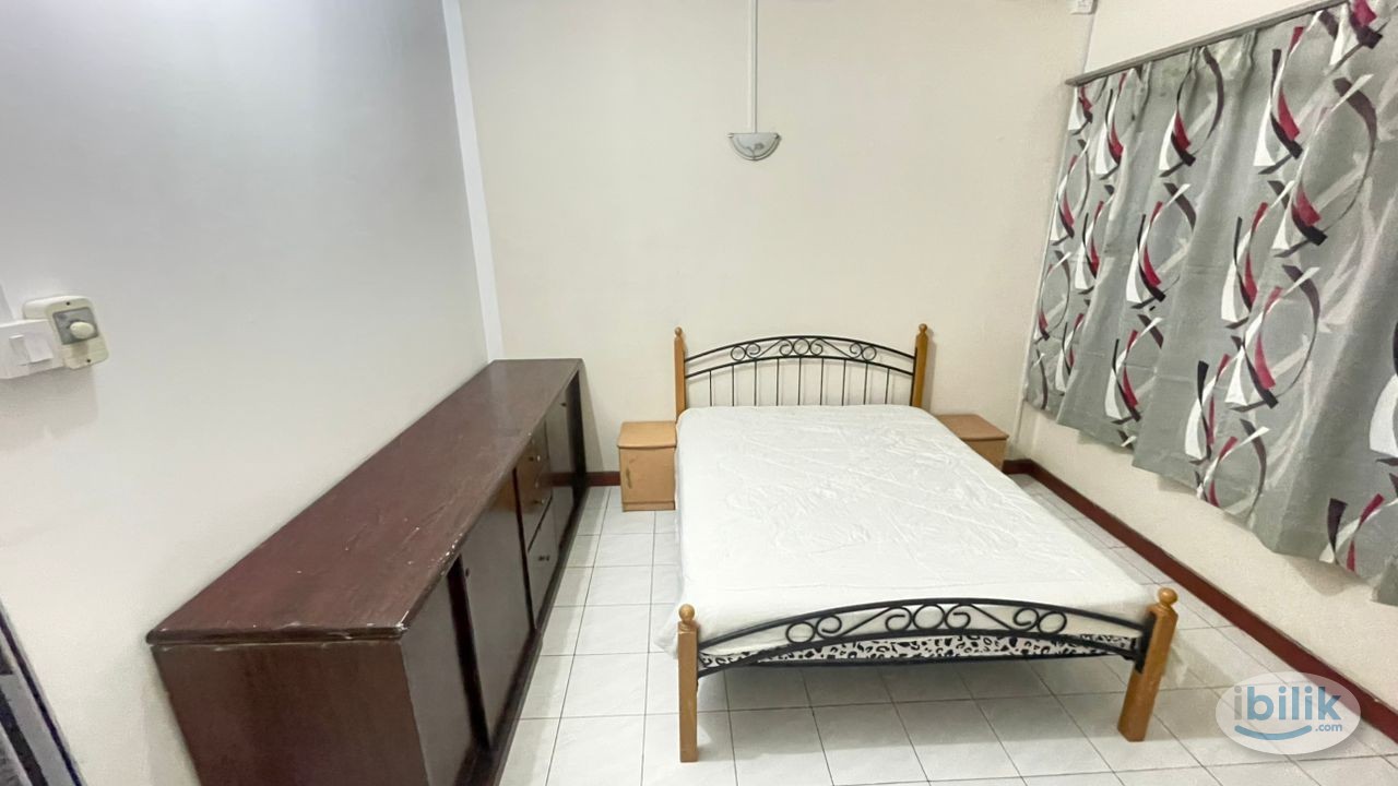 Large window Middle Room at Bistari Condominium, Putra - Image 1