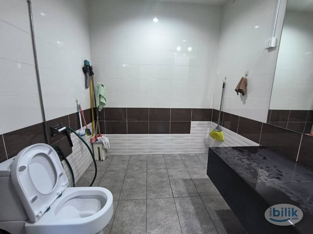 Master Room at Southbay Residence, Batu Maung - Image 3