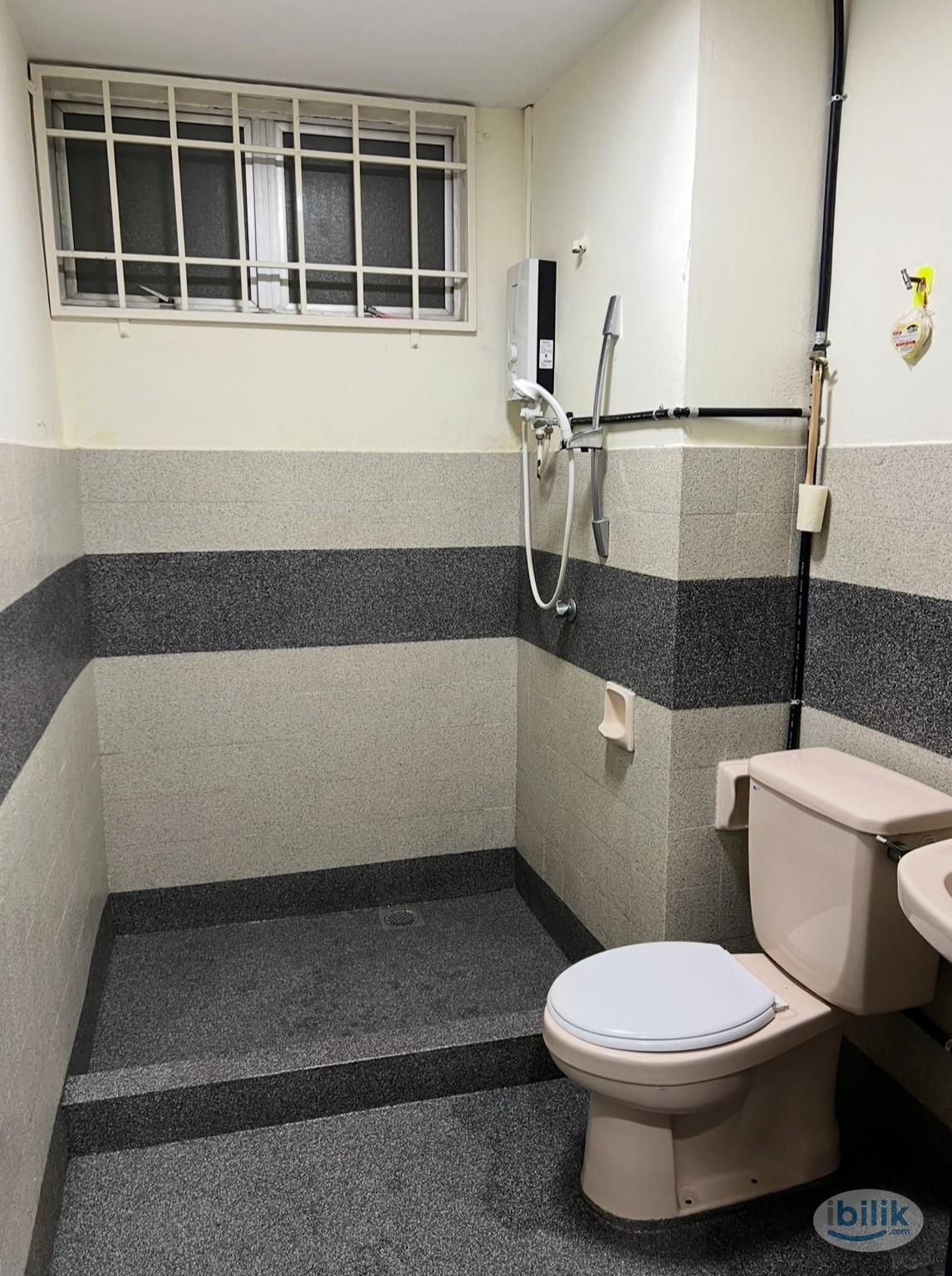 Fully furnished Chinese Single room  - Image 4